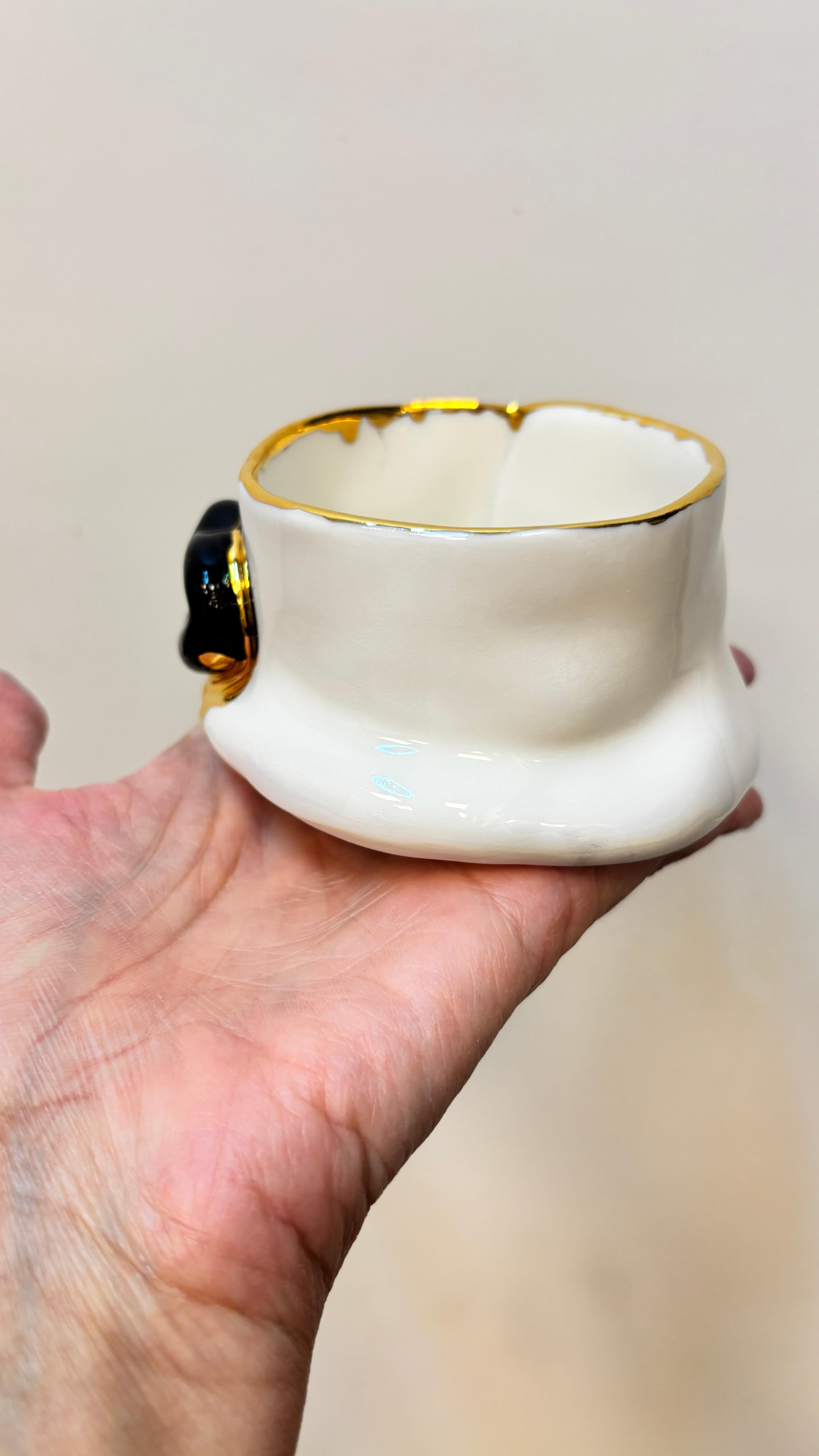 Porcelaine Porte-bonbons en porcelaine blanche avec Lips rouges  par Hania Jneid en vente