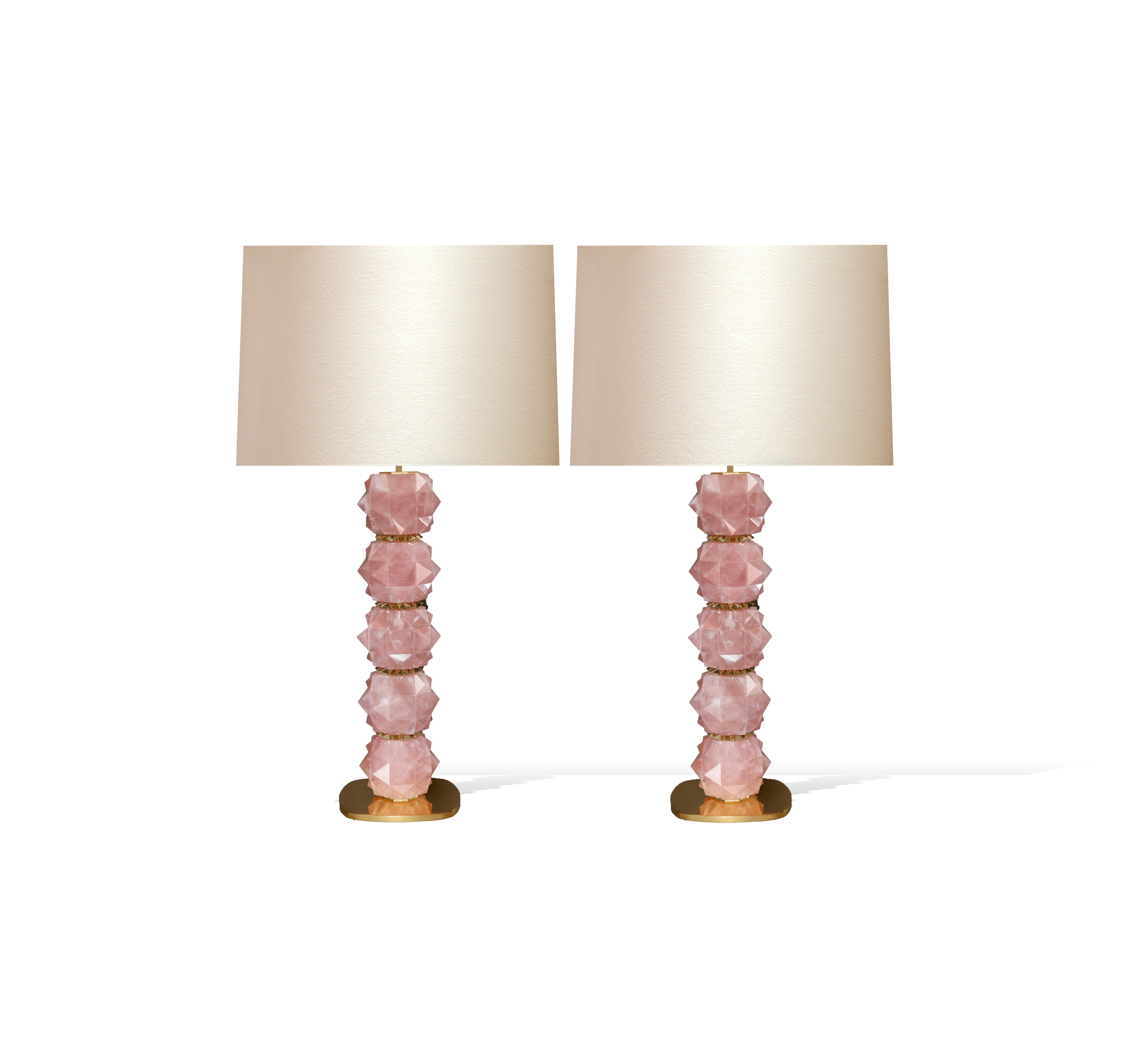 Pareja de lámparas de cuarzo de cristal de roca rosa con múltiples facetas y adornos de latón pulido, creadas por la galería Phoenix.
Pantallas no incluidas.
Hasta la parte superior del cristal de roca 22 pulgadas.
 