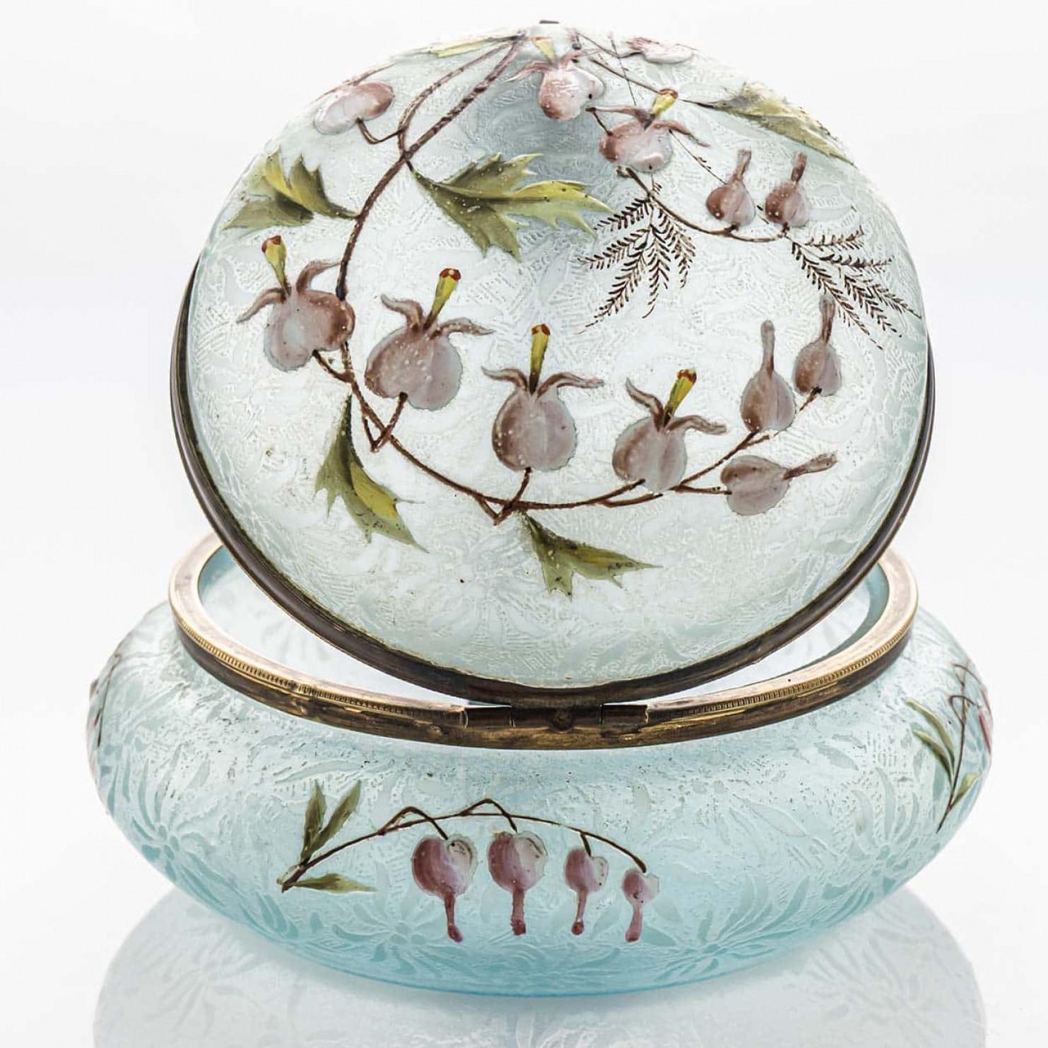 Une bonbonnière en verre d'art émaillé avec de belles fleurs.

