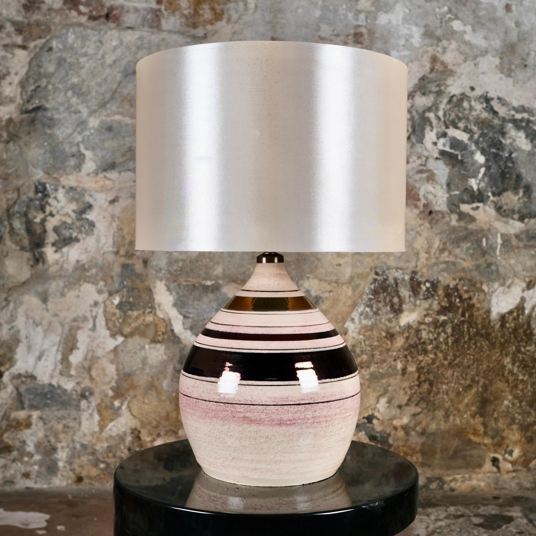 Beautiful candy-like ceramic base lamp made by Georges Pelletier for La Roue, in Vallauris, in the 1970s.
Shades of pink, beige, white, enhanced by gilded and pink gilded circles.
Perfect to add sweetness / softness to your home.
Very good