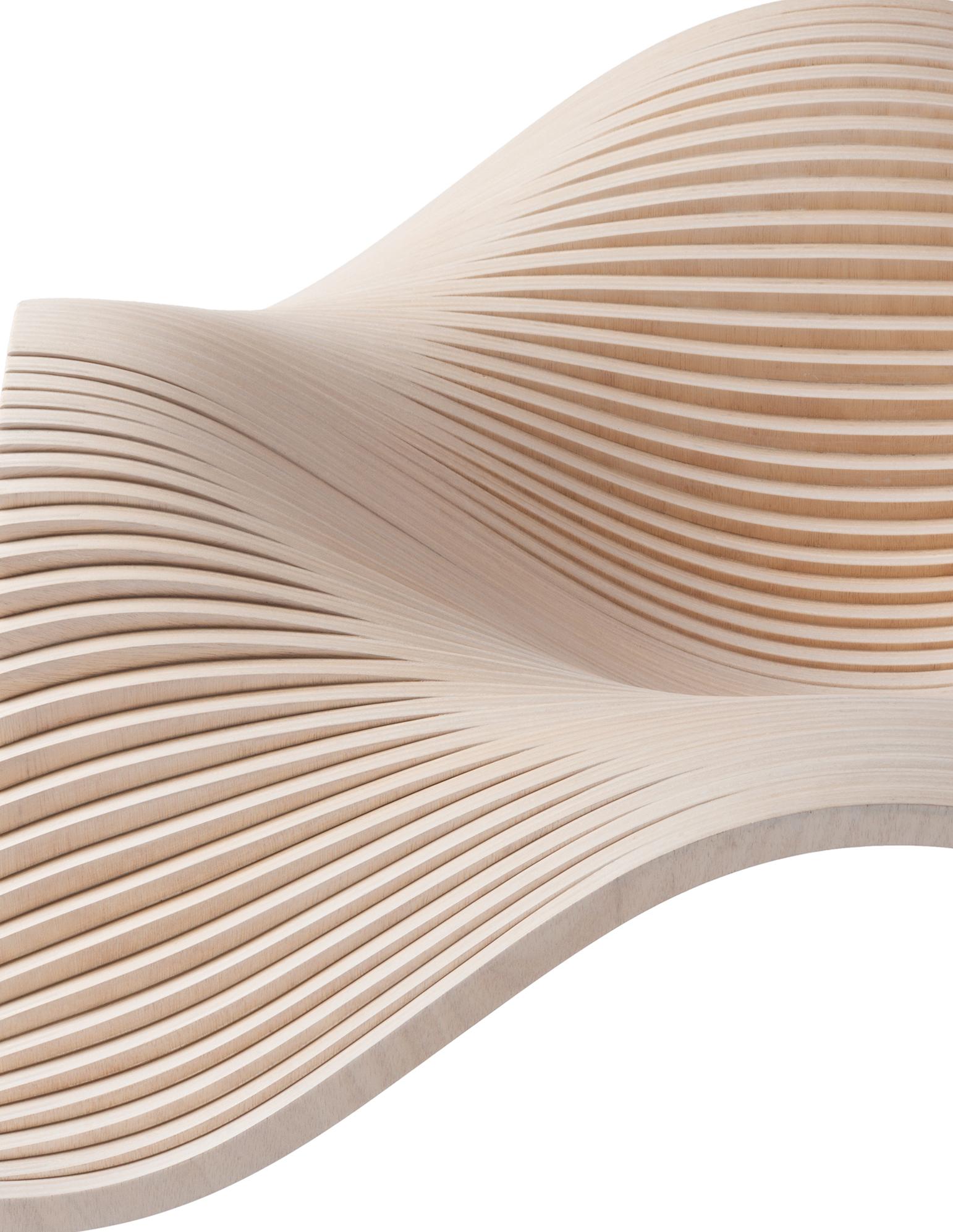 Table composée de 65 sections verticales de bois lamellé de bouleau et d'épicéa (18,5 mm d'épaisseur chacune). Finition mate avec teinture et revêtement extérieur en polyuréthane. Les couches stratifiées ajoutent de la profondeur et de la dimension