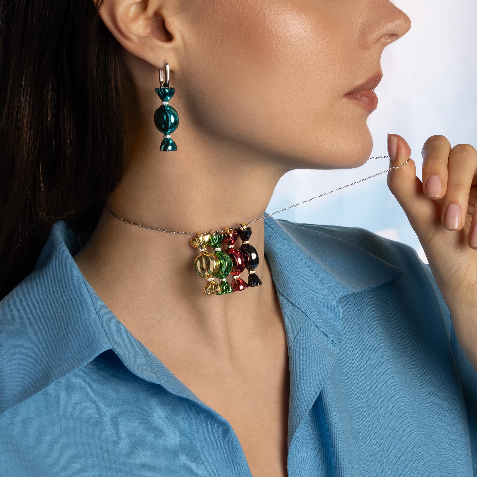 Giocoso e allo stesso tempo raffinato, questo affascinante pezzo fonde il design contemporaneo con un pizzico di estrosità. Realizzato in oro bianco 18 carati e argento, è impreziosito da scintillanti diamanti bianchi a taglio rotondo che