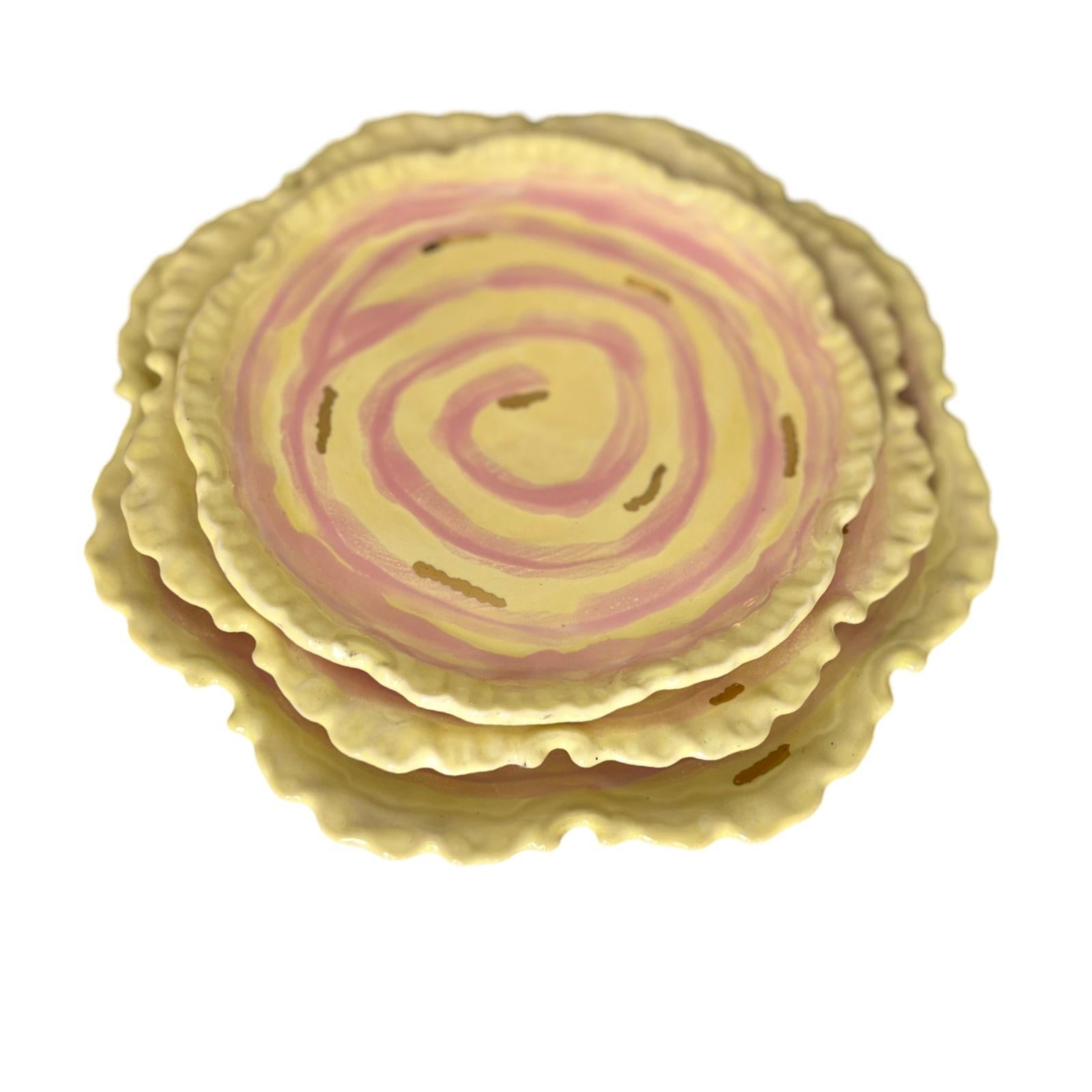 Juego de platos amarillos y rosas, ornamentados con reflejo metálico dorado.
El juego de platos de caramelo viene en un juego de tres, de 27 cm, 23 cm y 20 cm. 
Fabricado en gres y apto para uso alimentario.
No apto para microondas.
Mejor lavarla a