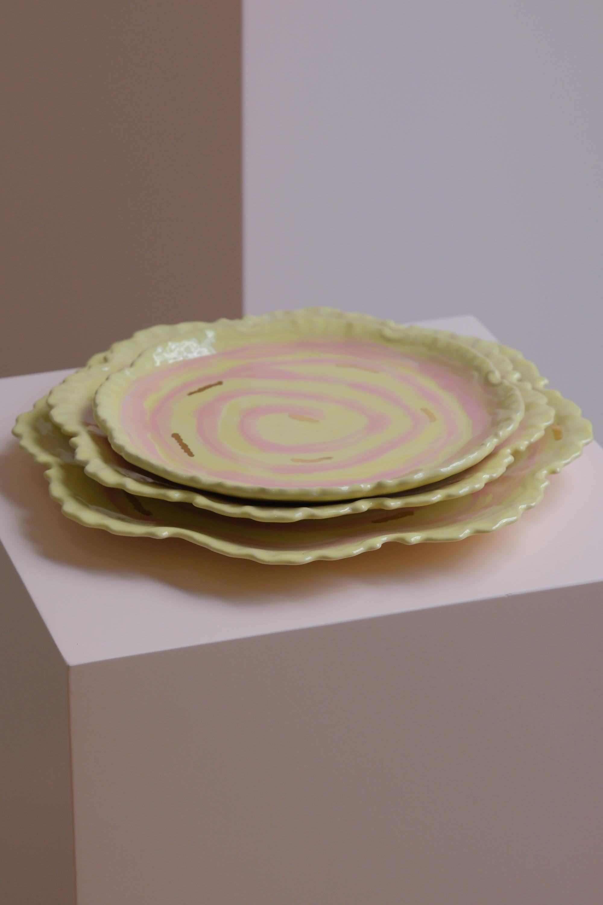 Platos de Gres Amarillo y Rosa de Inspiración Postmoderna de Hania Jneid Español en venta