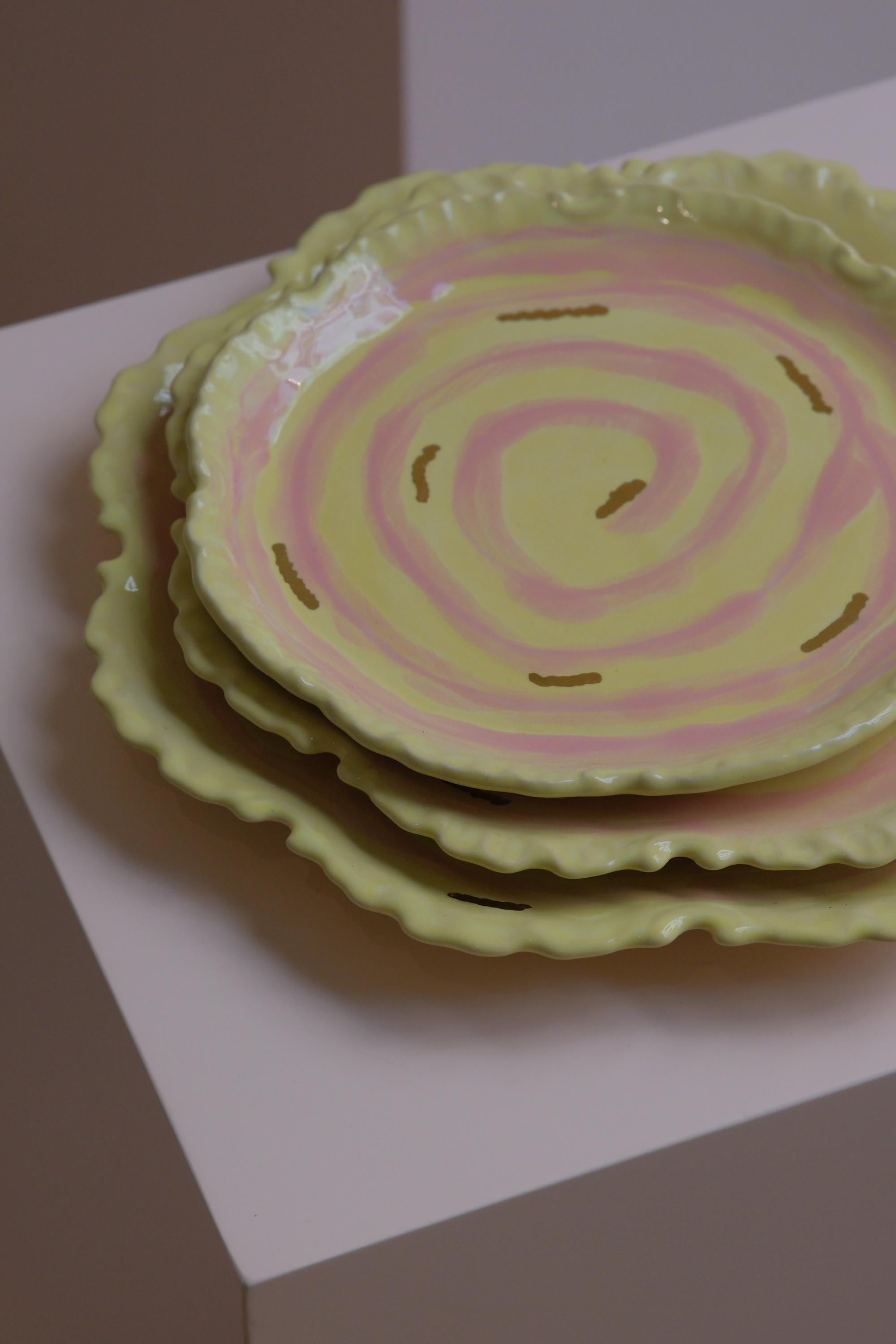Platos de Gres Amarillo y Rosa de Inspiración Postmoderna de Hania Jneid Hecho a mano en venta