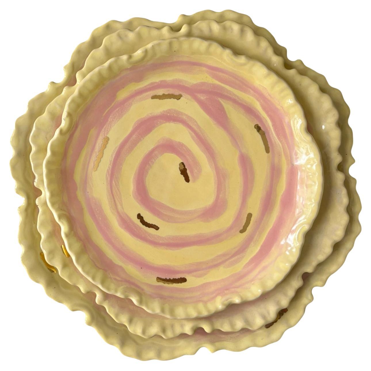 Platos de Gres Amarillo y Rosa de Inspiración Postmoderna de Hania Jneid en venta