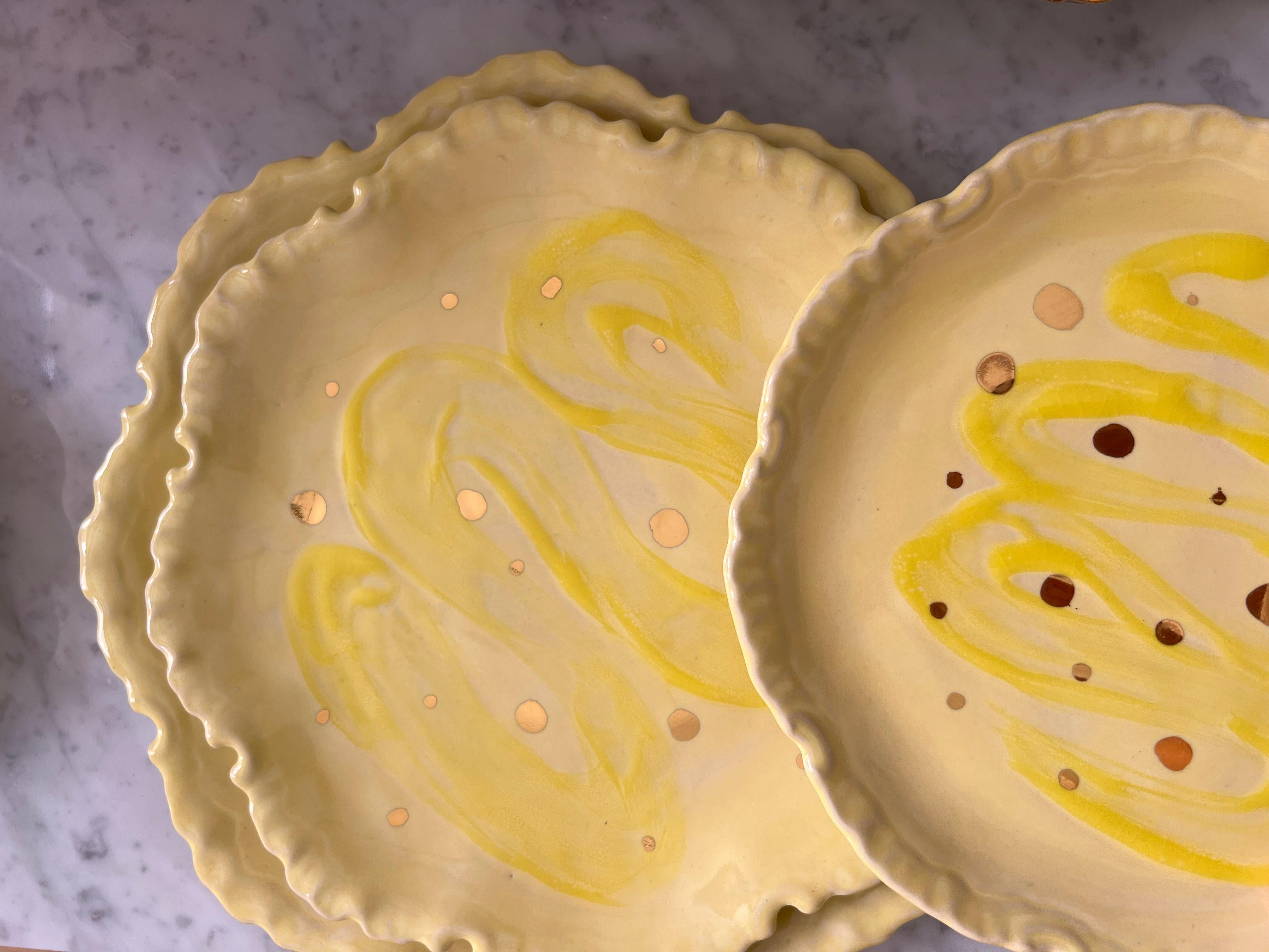 Juego de platos amarillo sobre amarillo, ornamentados con reflejo metálico dorado.
El juego de platos de caramelo viene en un juego de tres, de 27 cm, 23 cm y 20 cm. 
Fabricado en gres y apto para uso alimentario.
No apto para microondas.
Mejor
