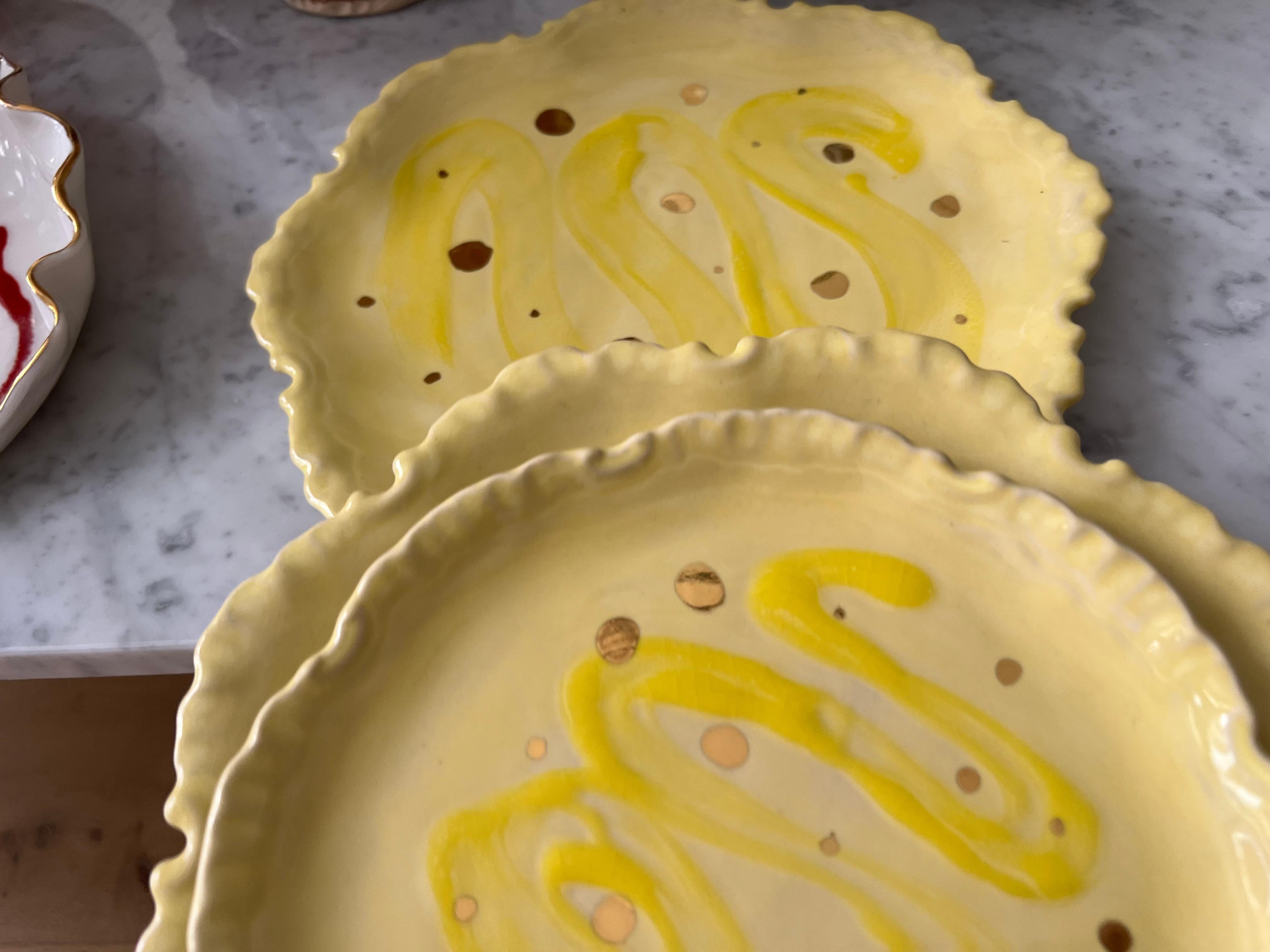 Platos de Gres Amarillo y Dorado de Inspiración Postmoderna  por Hania Jneid Moderno en venta