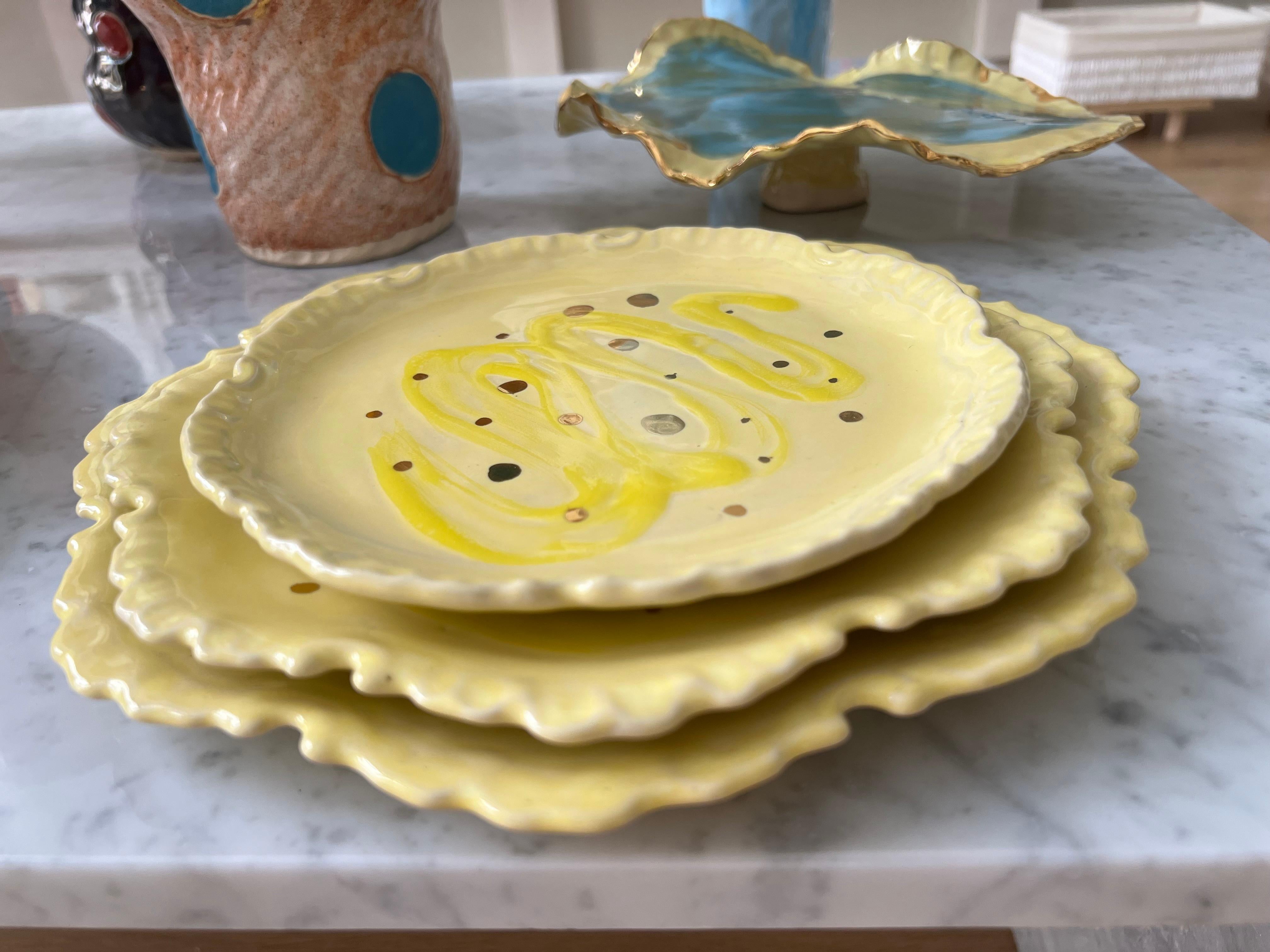 Platos de Gres Amarillo y Dorado de Inspiración Postmoderna  por Hania Jneid Español en venta