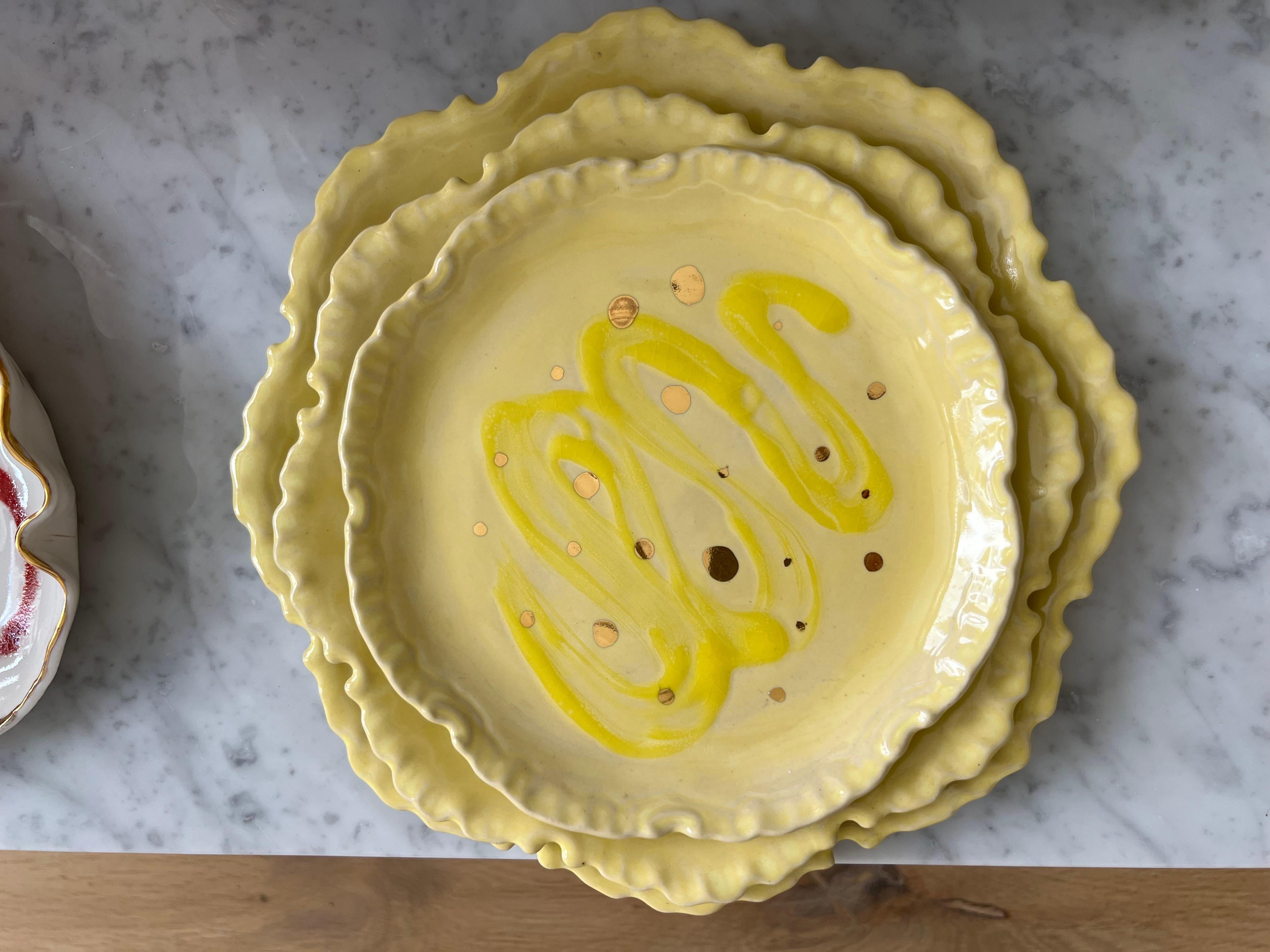 Platos de Gres Amarillo y Dorado de Inspiración Postmoderna  por Hania Jneid Hecho a mano en venta