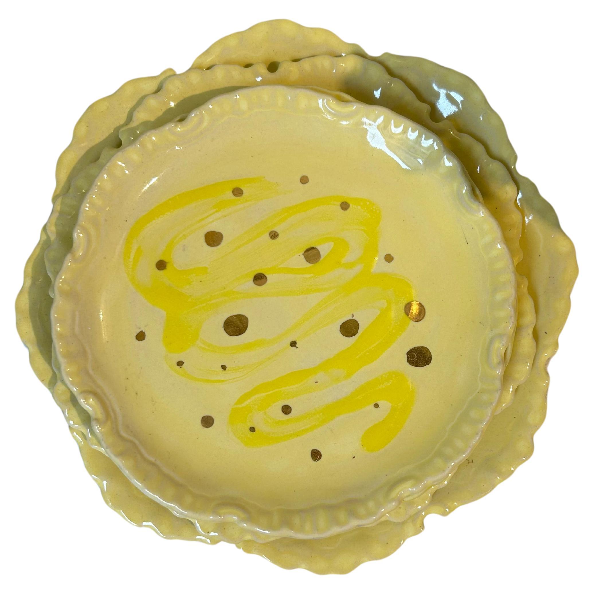 Platos de Gres Amarillo y Dorado de Inspiración Postmoderna  por Hania Jneid