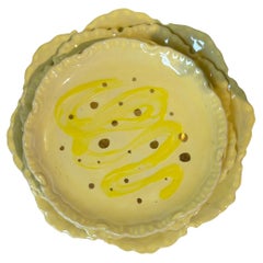 Platos de Gres Amarillo y Dorado de Inspiración Postmoderna  por Hania Jneid