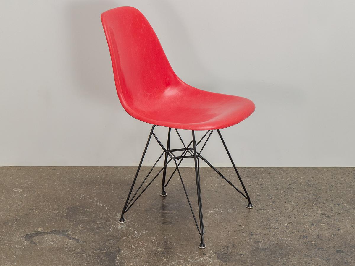 Eames für Herman Miller: Crimson-Stuhl mit Muscheln aus rotem Glas (Moderne der Mitte des Jahrhunderts) im Angebot