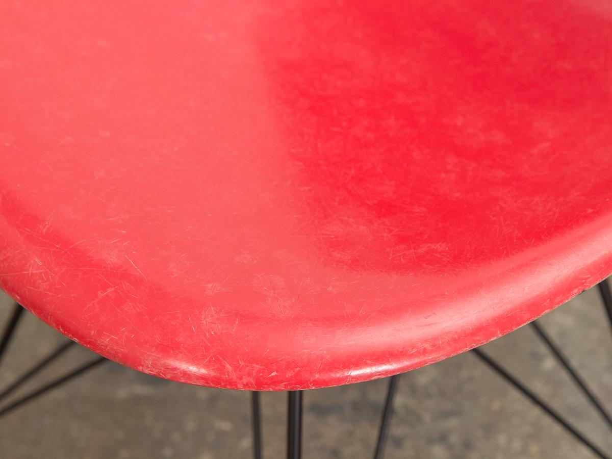 Milieu du XXe siècle Eames pour Herman Miller fauteuil coquillage en fibre de verre rouge Crimson en vente