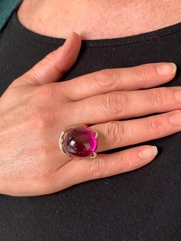 18 Karat Gold Pink Tourmaline Cabochon 47.72 Carat Ring In New Condition For Sale In Geneva, CH