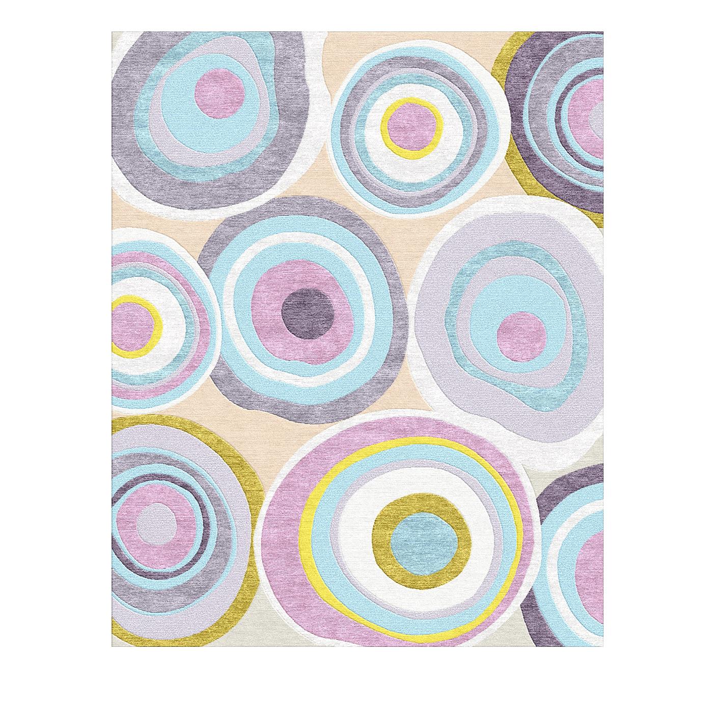 Dieser elegante Teppich besticht durch seine Schlichtheit und sein skurriles Muster aus bunten, unregelmäßig geformten, konzentrischen Kreisen. Das Stück zeichnet sich durch seine dynamischen Kombinationen aus hellen Pastellfarben wie Lavendel,