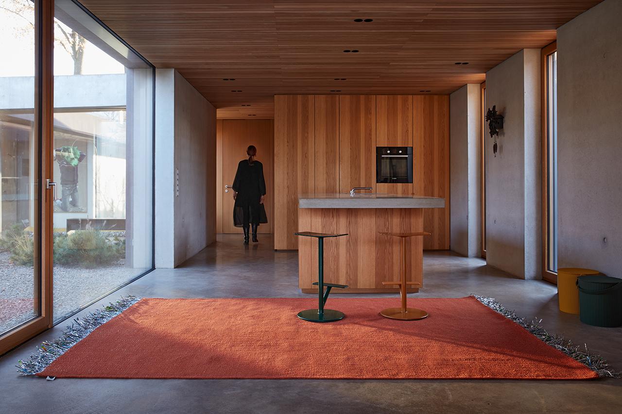 Tappeto con carta di caramelle // interno // vincitore del German Design Award
Noi di NOMAD crediamo nell'innovazione, nel superamento dei confini e nella ridefinizione dell'immagine del re-cycling e dell'upcycling nel settore degli interni. Il