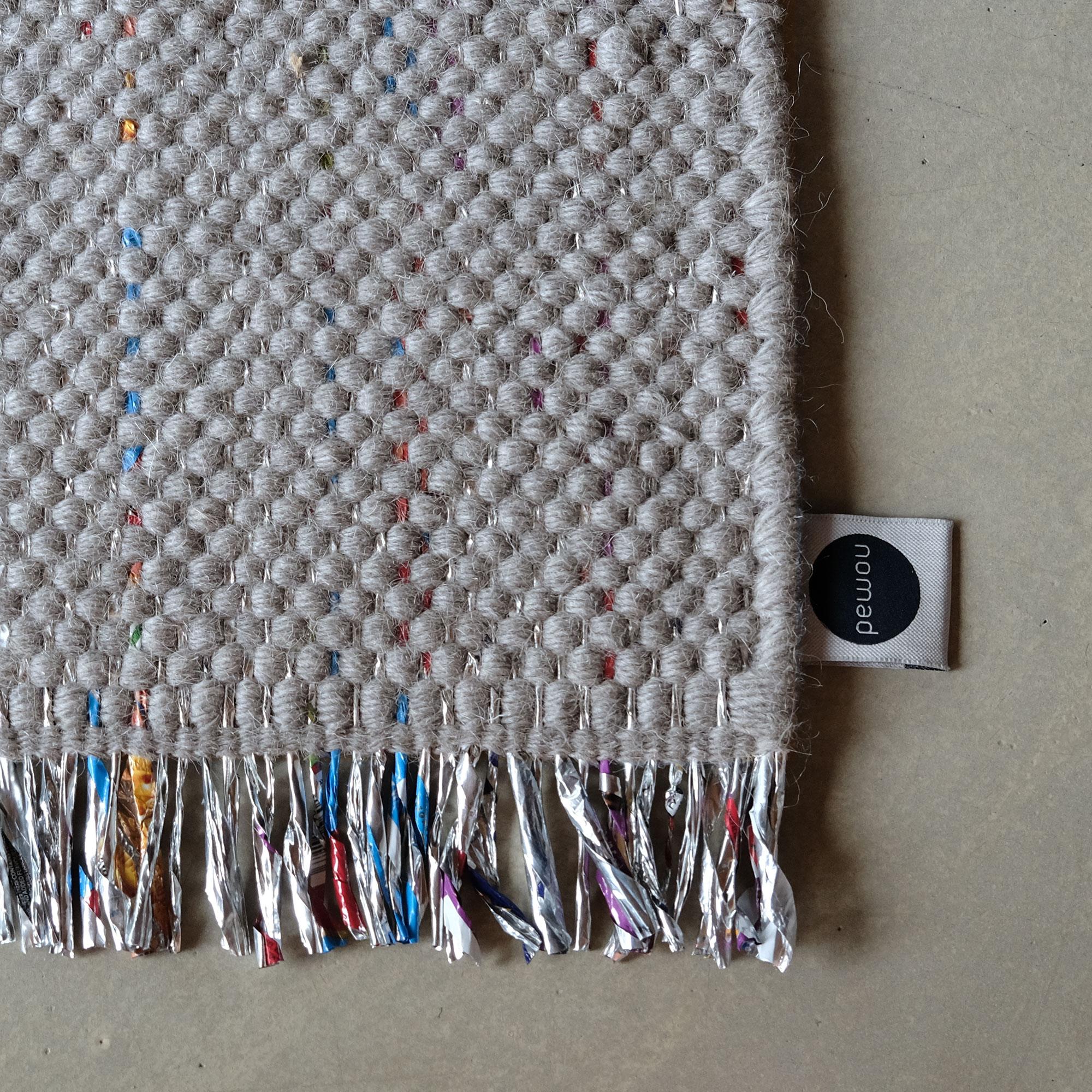 Candy Wrapper Teppich_LivingL_light gray/preisgekrönter gewebter Teppich von Jutta Werner (Moderne) im Angebot