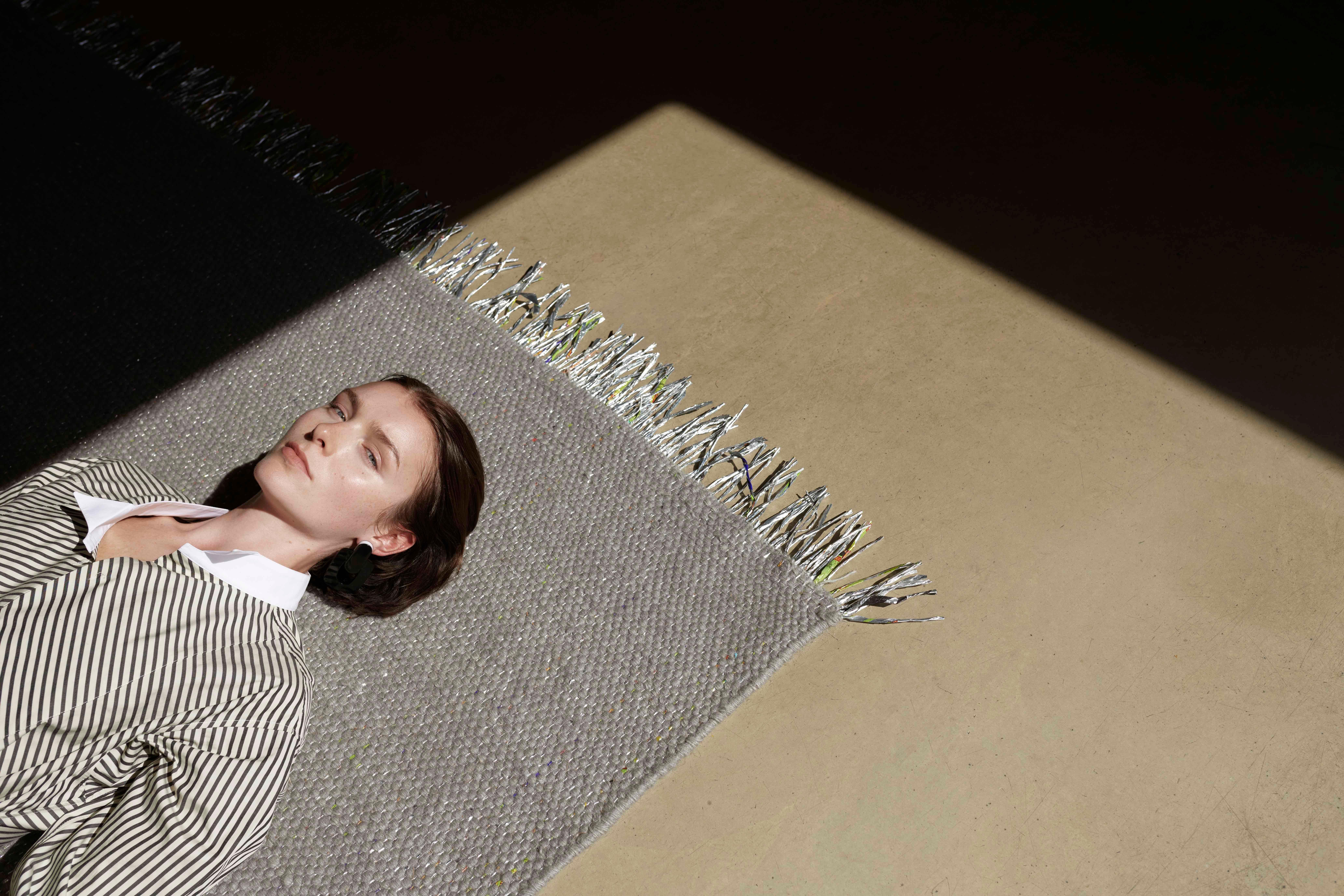 Candy Wrapper Teppich_LivingL_light gray/preisgekrönter gewebter Teppich von Jutta Werner (Indisch) im Angebot
