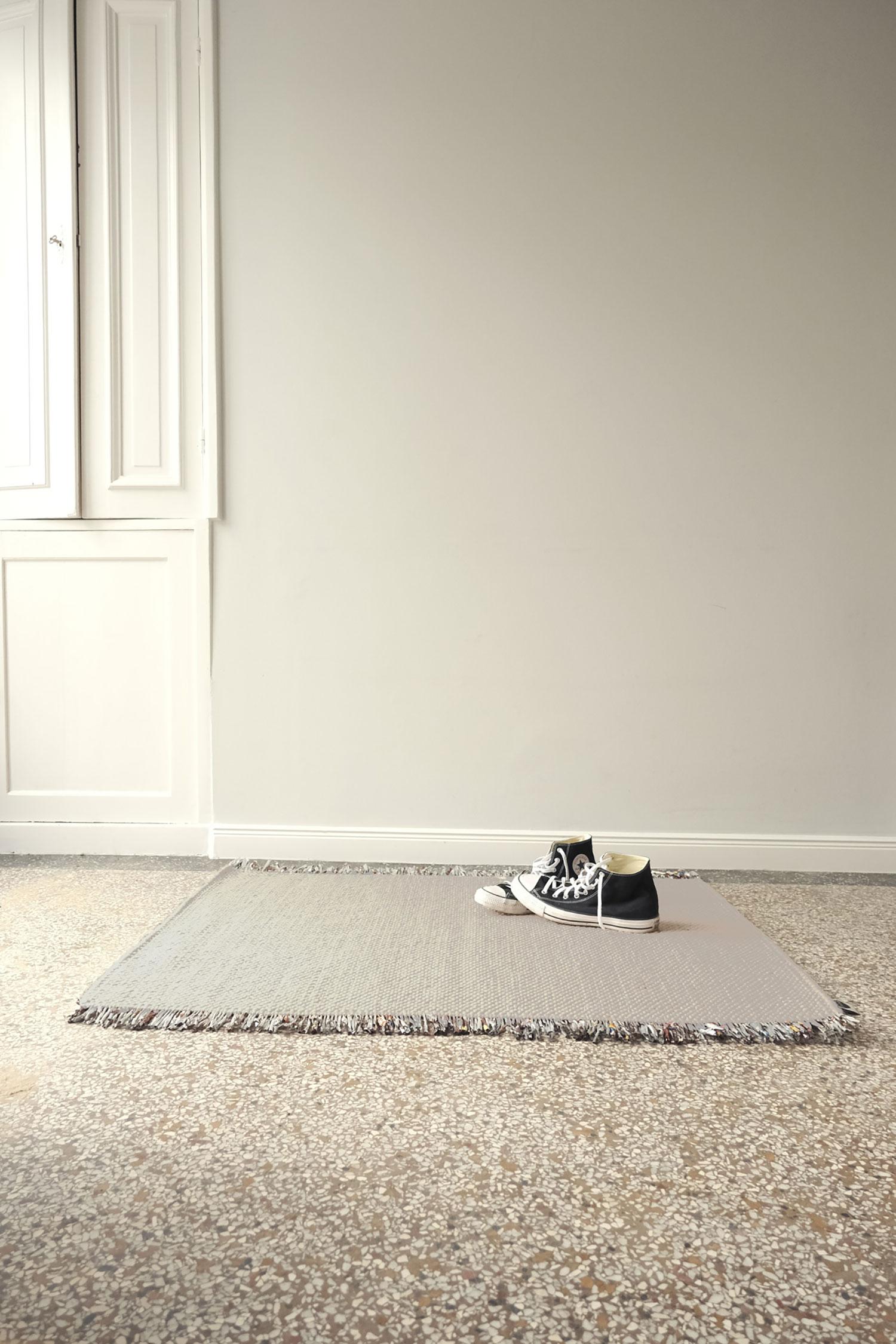 Candy Wrapper Teppich_Mini_light gray / preisgekrönter gewebter Teppich von Jutta Werner (Moderne) im Angebot