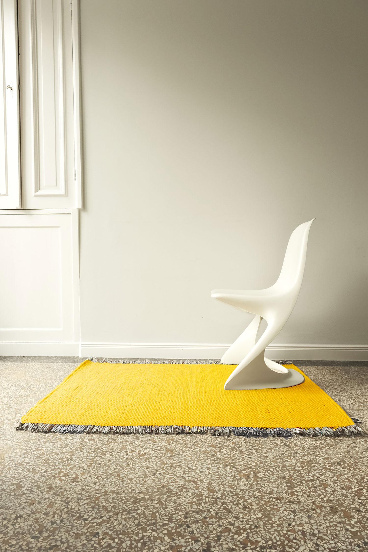 Moderne Tapis Candy Wrapper_ Mini_yellow / Tapis tissé unique primé par Jutta Werner en vente