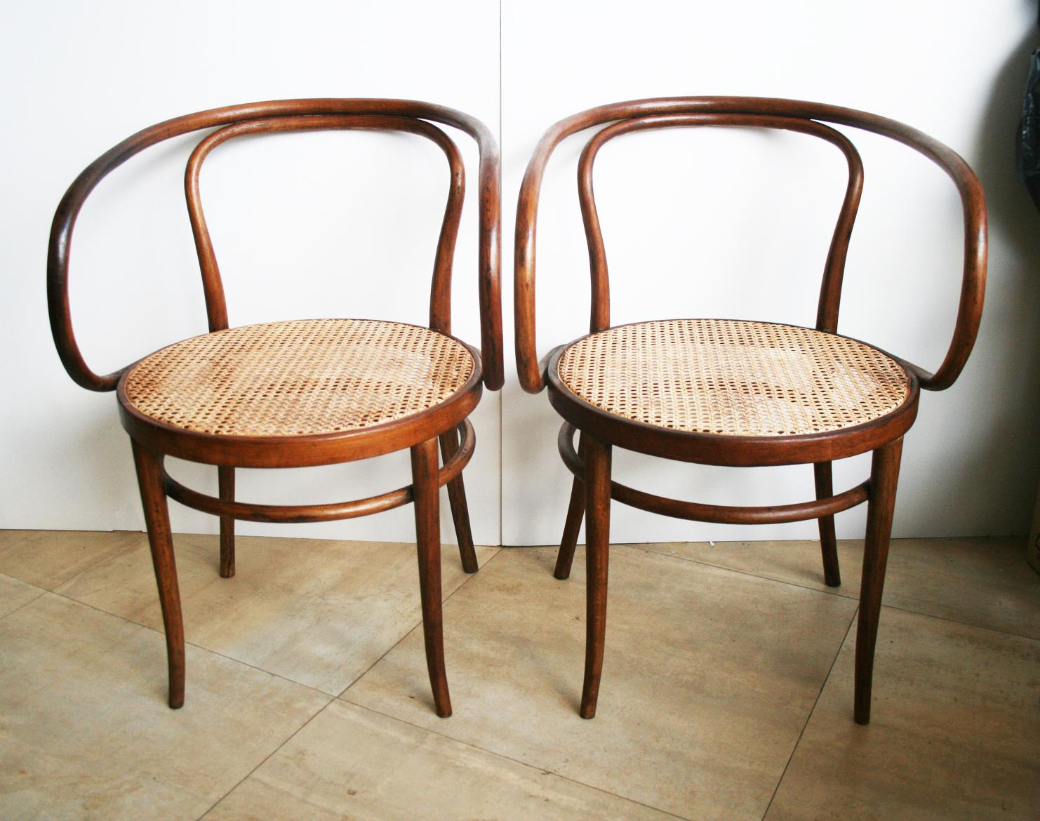 Diese Stühle nach Thonet sind aus den Jahren zwischen 1940 und 1950

Diese Thonet 209 Stühle sind Le Corbusiers Lieblingsstuhl und einer der Lieblingsentwürfe von Architekten und Designern. 

Leider haben sie kein Etikett 

Sehr stabile Struktur::