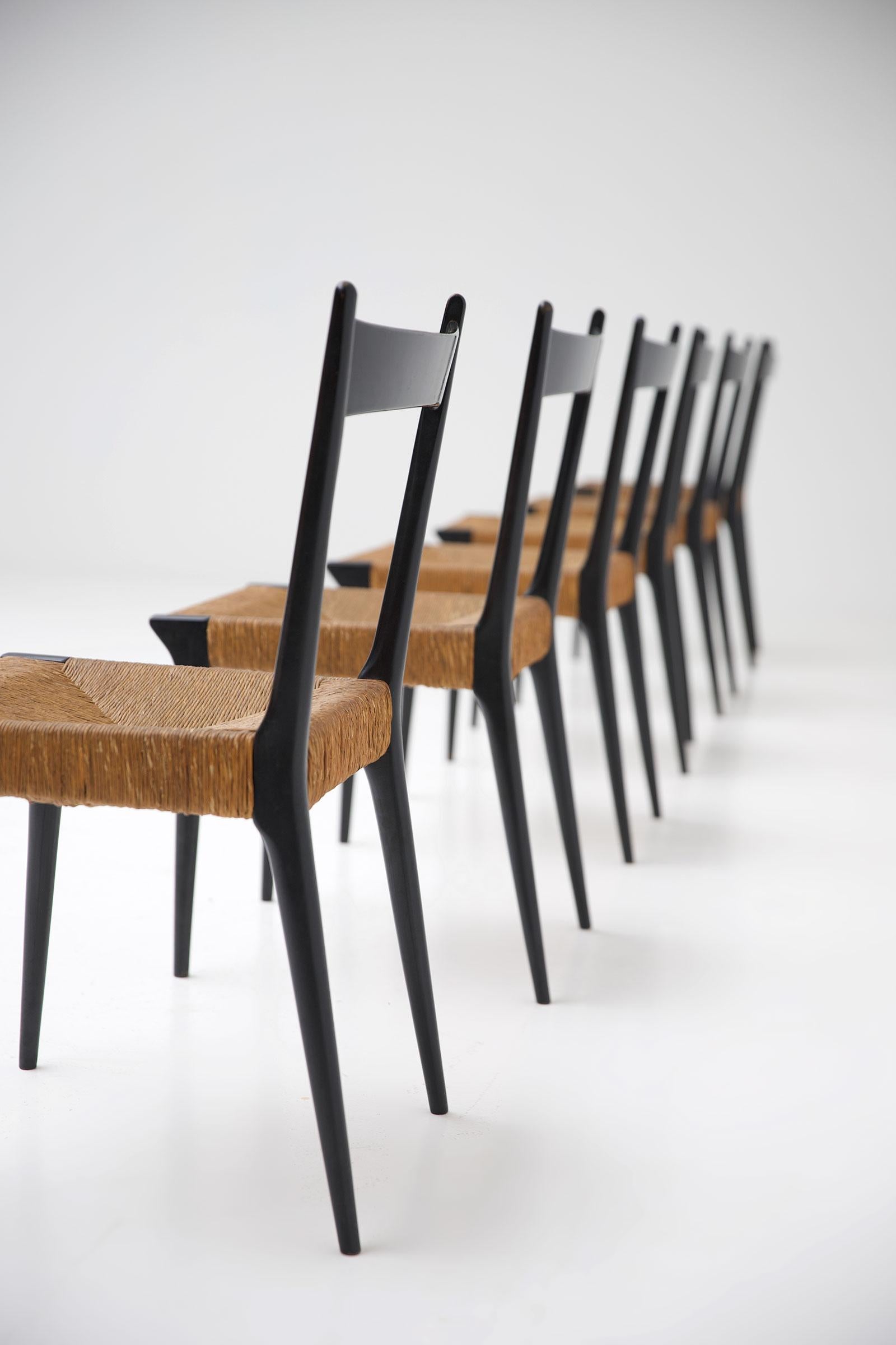 Milieu du XXe siècle Chaises de salle à manger en rotin et laque noire d'Alfred Hendrickx, ensemble de six pièces en vente