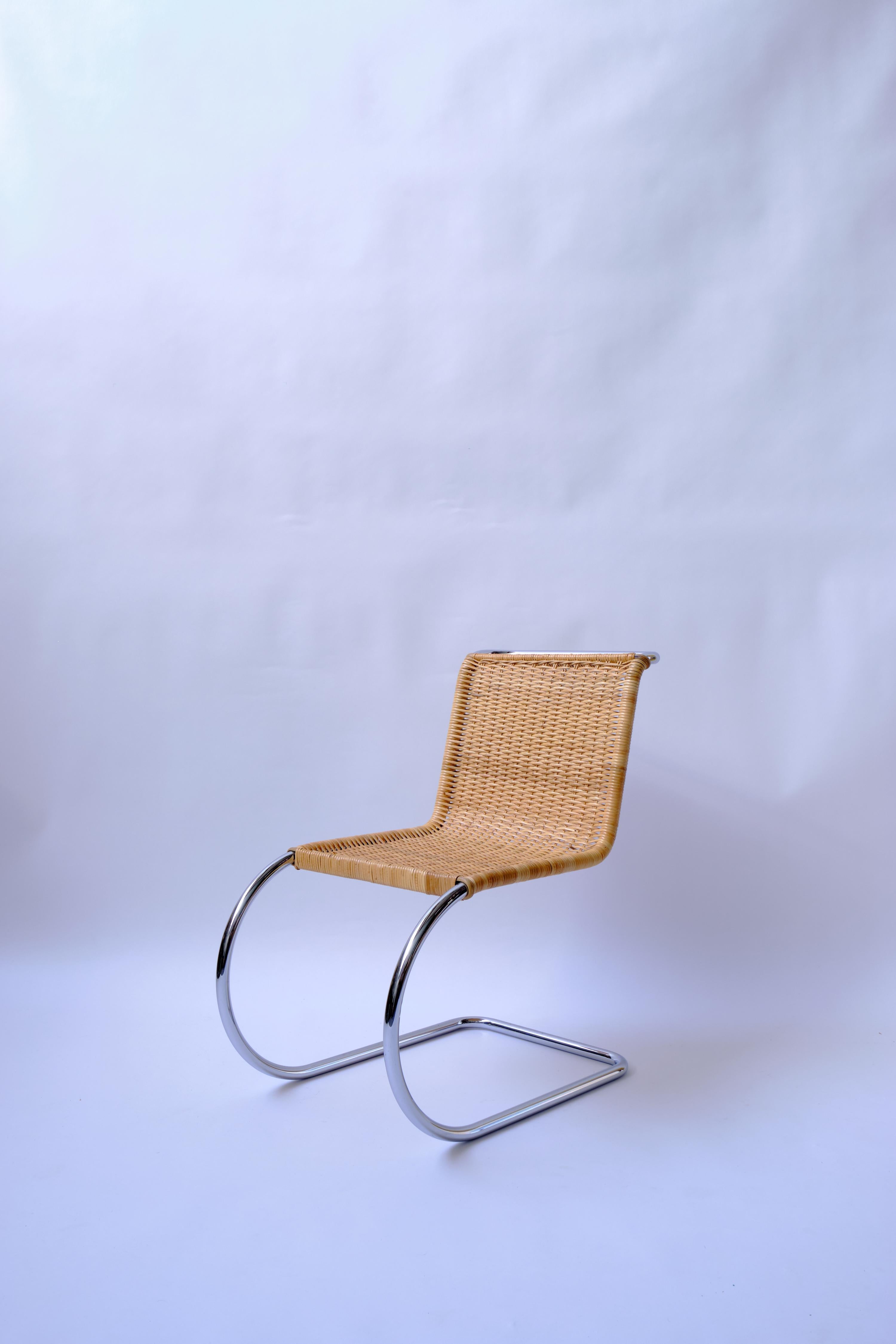 L'ensemble que nous présentons ici provient de la réédition de 1977 par Knoll, à l'occasion de l'exposition Mies du MOMA à New York.

4 disponibles

Le MR10 est devenu une chaise emblématique souvent utilisée pour illustrer l'époque exemplaire dont