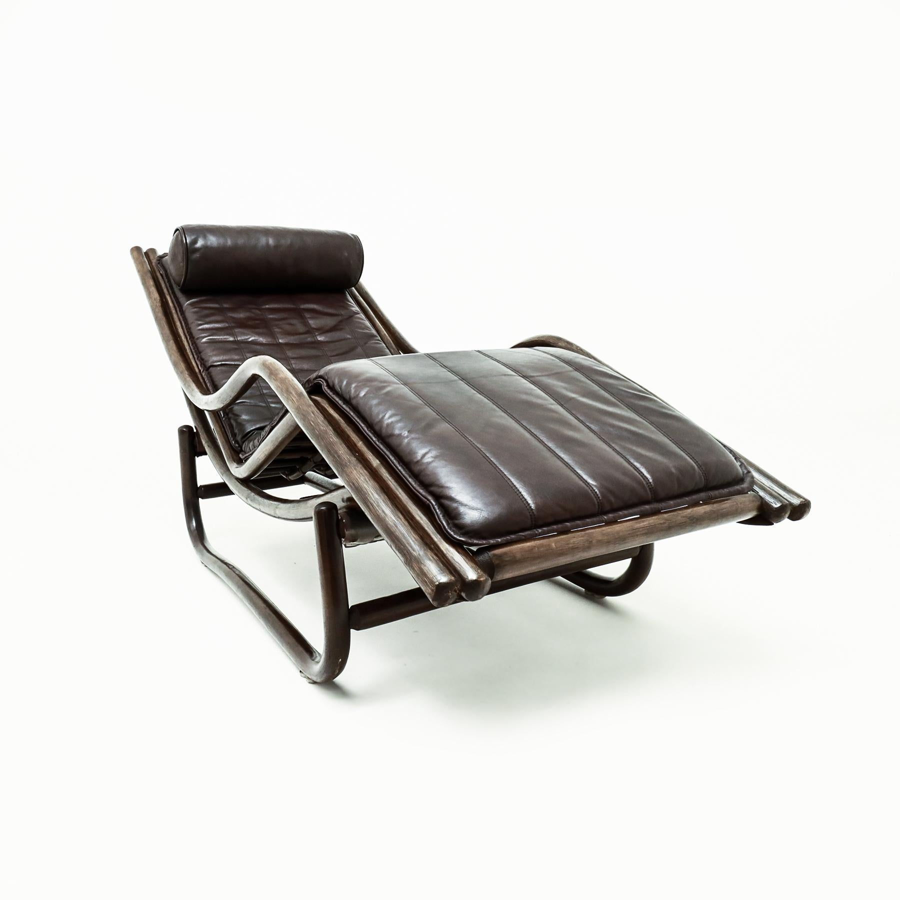 Dutch Cane and leather LC4 style chaise longue in the style of Rohe Noordwolde