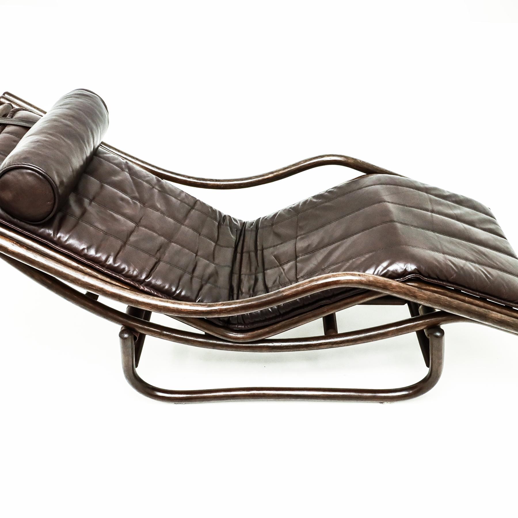 Cane and leather LC4 style chaise longue in the style of Rohe Noordwolde 1