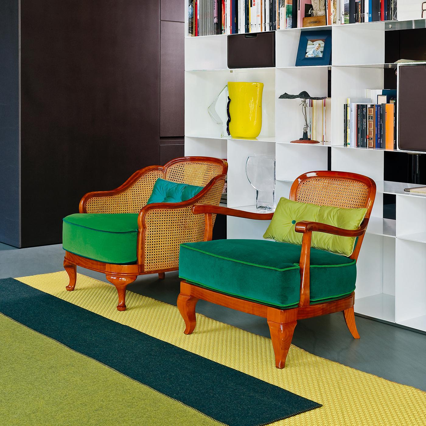 Fauteuil avec double canne sur les côtés latéraux et simple canne sur le dossier, rembourré avec coussin d'assise et petit coussin de dossier.