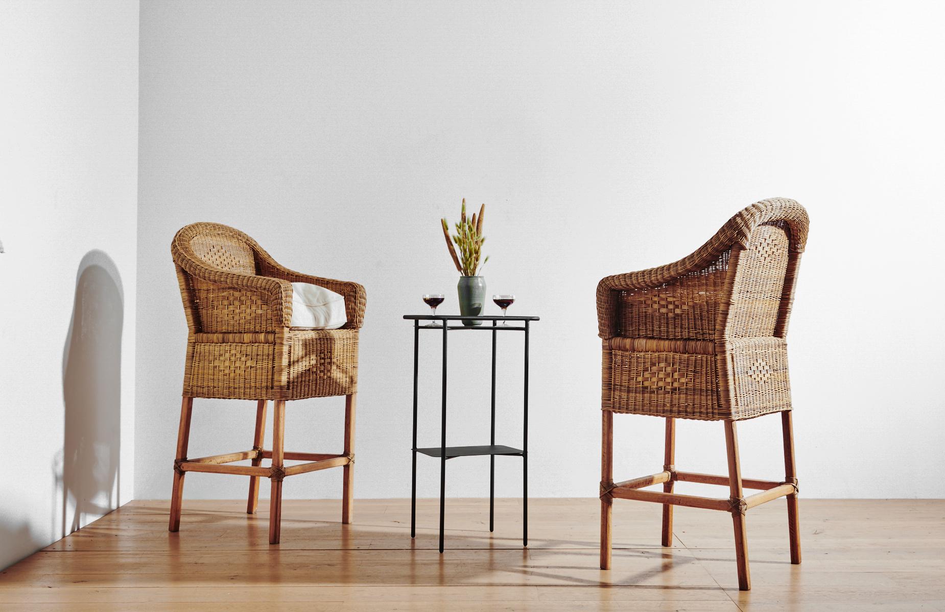 Handwoven Malawi Cane Bar Stool in Classic Weave with White Linen Cushion In Excellent Condition For Sale In Brooklyn, NY