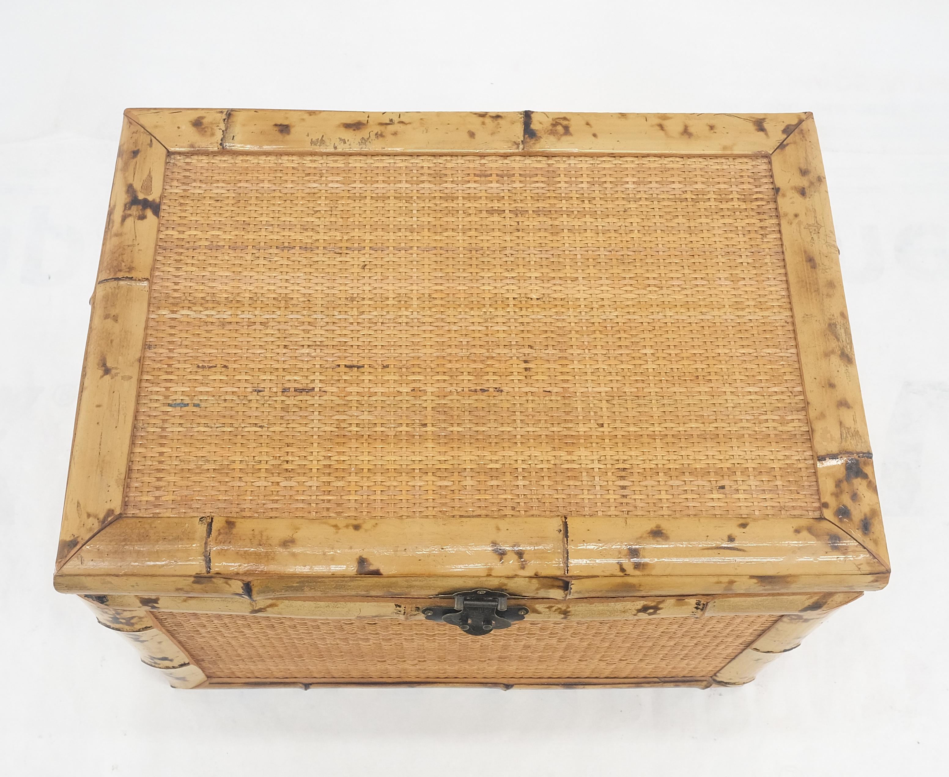 Schilfrohr & gebrannter Bambus Kompakte 16x23 Dekorative Hoffnungstruhe Trunk MINT (Lackiert) im Angebot