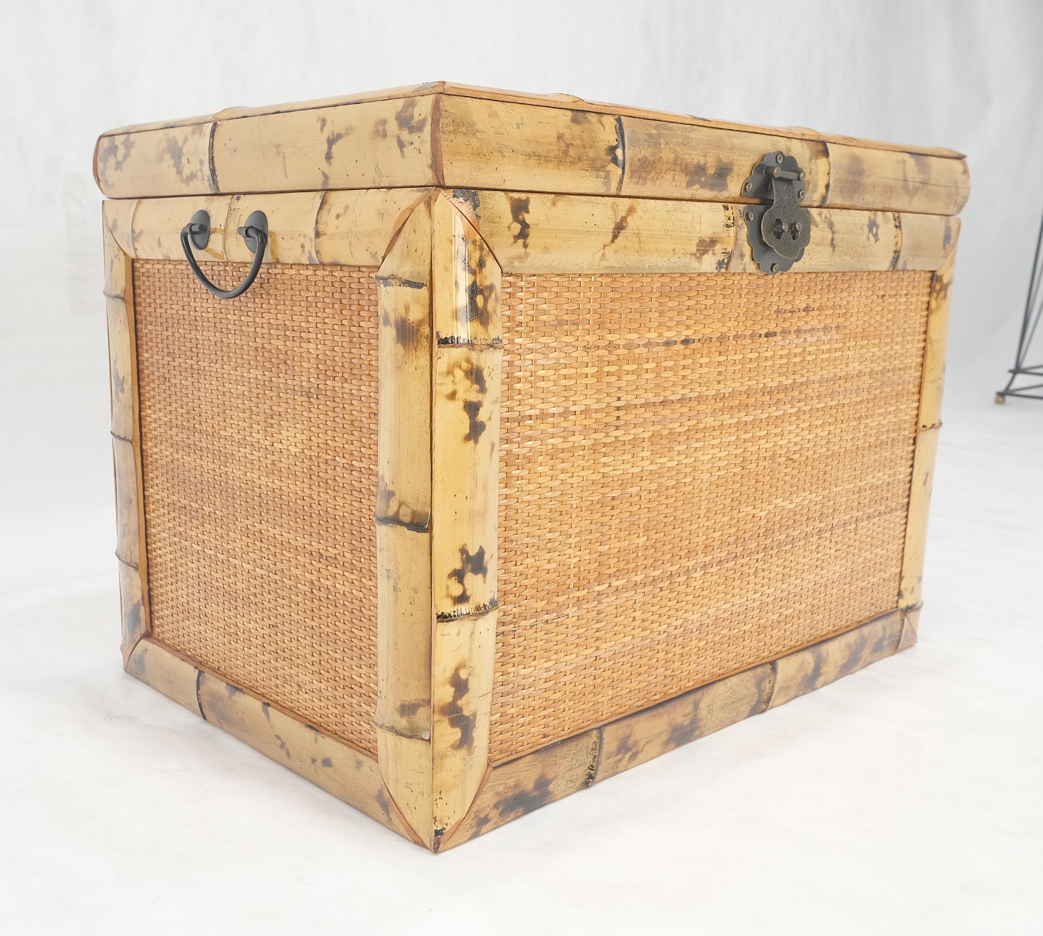 Schilfrohr & gebrannter Bambus Kompakte 16x23 Dekorative Hoffnungstruhe Trunk MINT im Zustand „Gut“ im Angebot in Rockaway, NJ