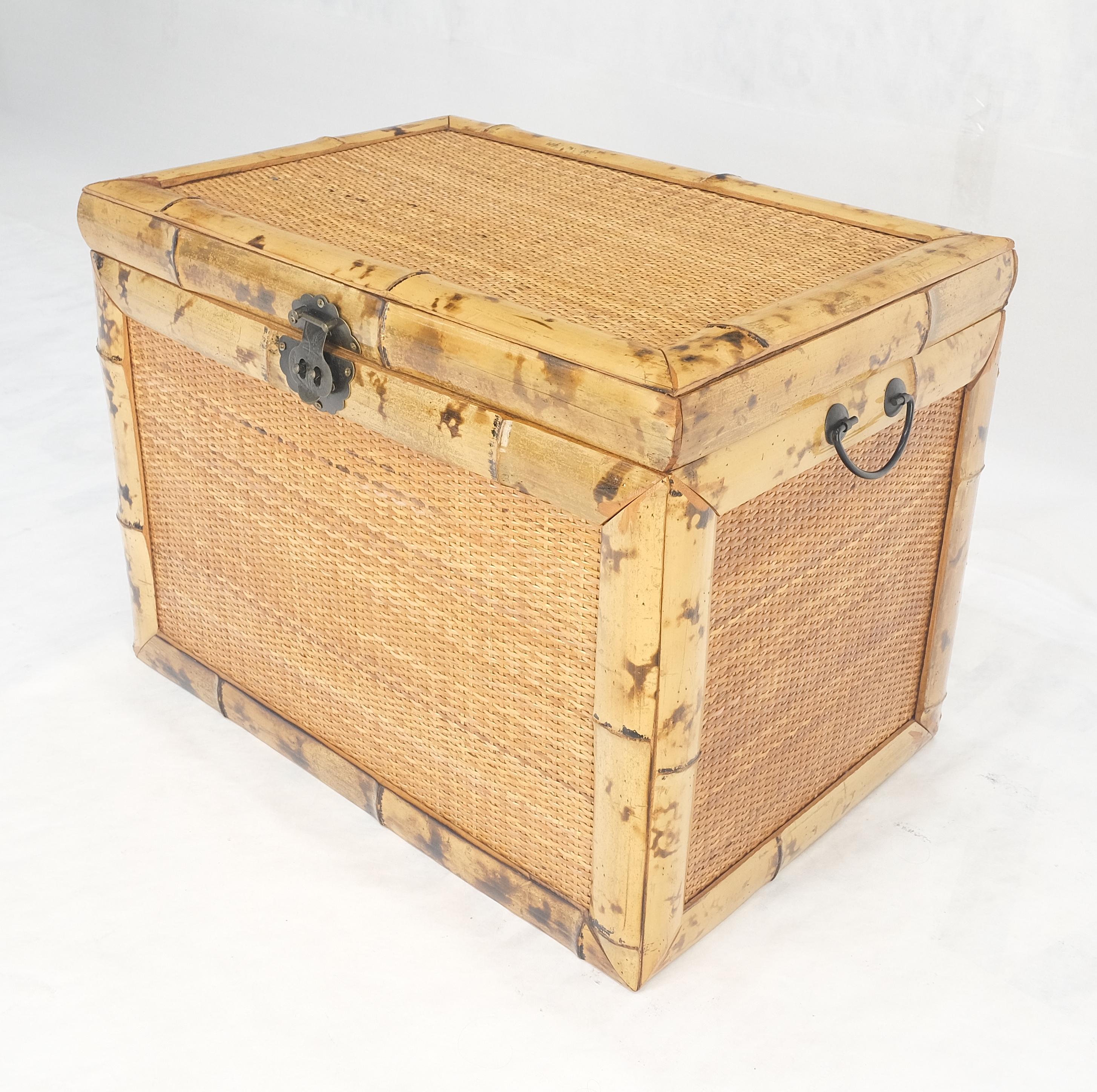 Schilfrohr & gebrannter Bambus Kompakte 16x23 Dekorative Hoffnungstruhe Trunk MINT (20. Jahrhundert) im Angebot
