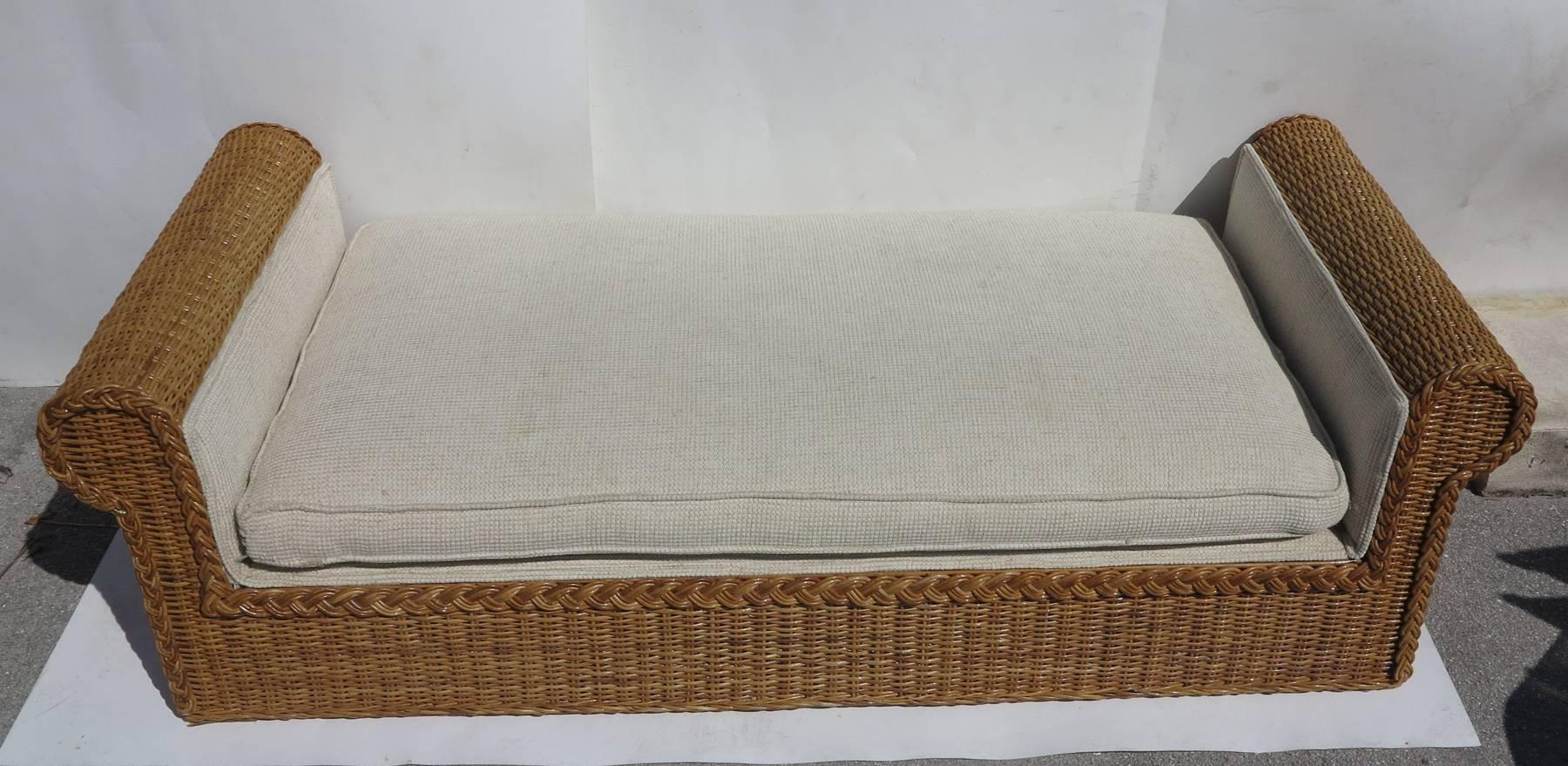 Joli lit de jour de grande taille fabriqué aux Philippines pour Rattan works d'Atlanta Georgia. Cadre en acajou avec osier et canne tressée. La tapisserie d'origine a été très peu utilisée et est accompagnée de quatre oreillers de 22 pouces sur 22