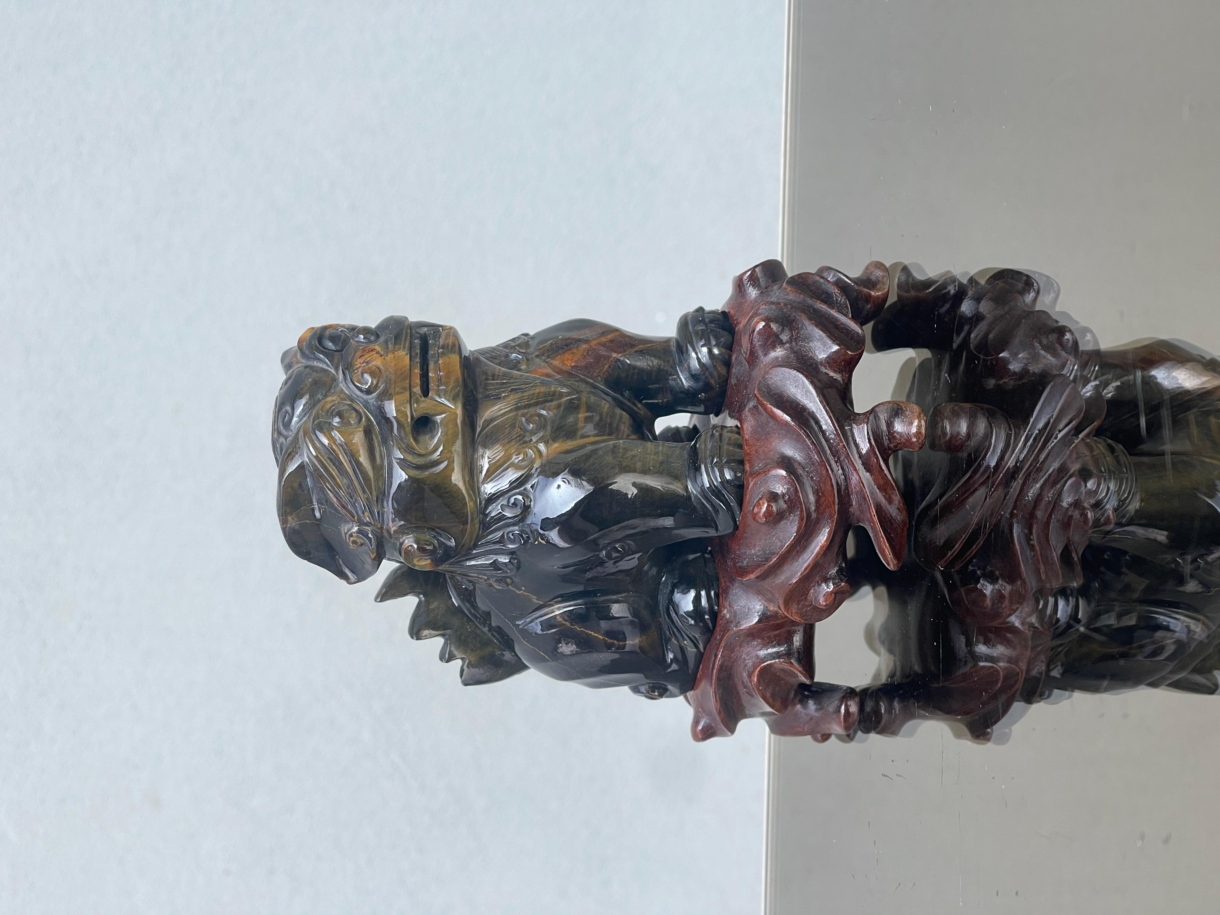 cane di pho - scultura cane di pho - occhio di tigre - legno di rosa.

Descrizione : 
Cane di pho realizzato a mano in pietra dura occhio di tigre. 
la scultura e appoggiata su una base di legno di rosa. 

Origini : 
china 

Periodo di