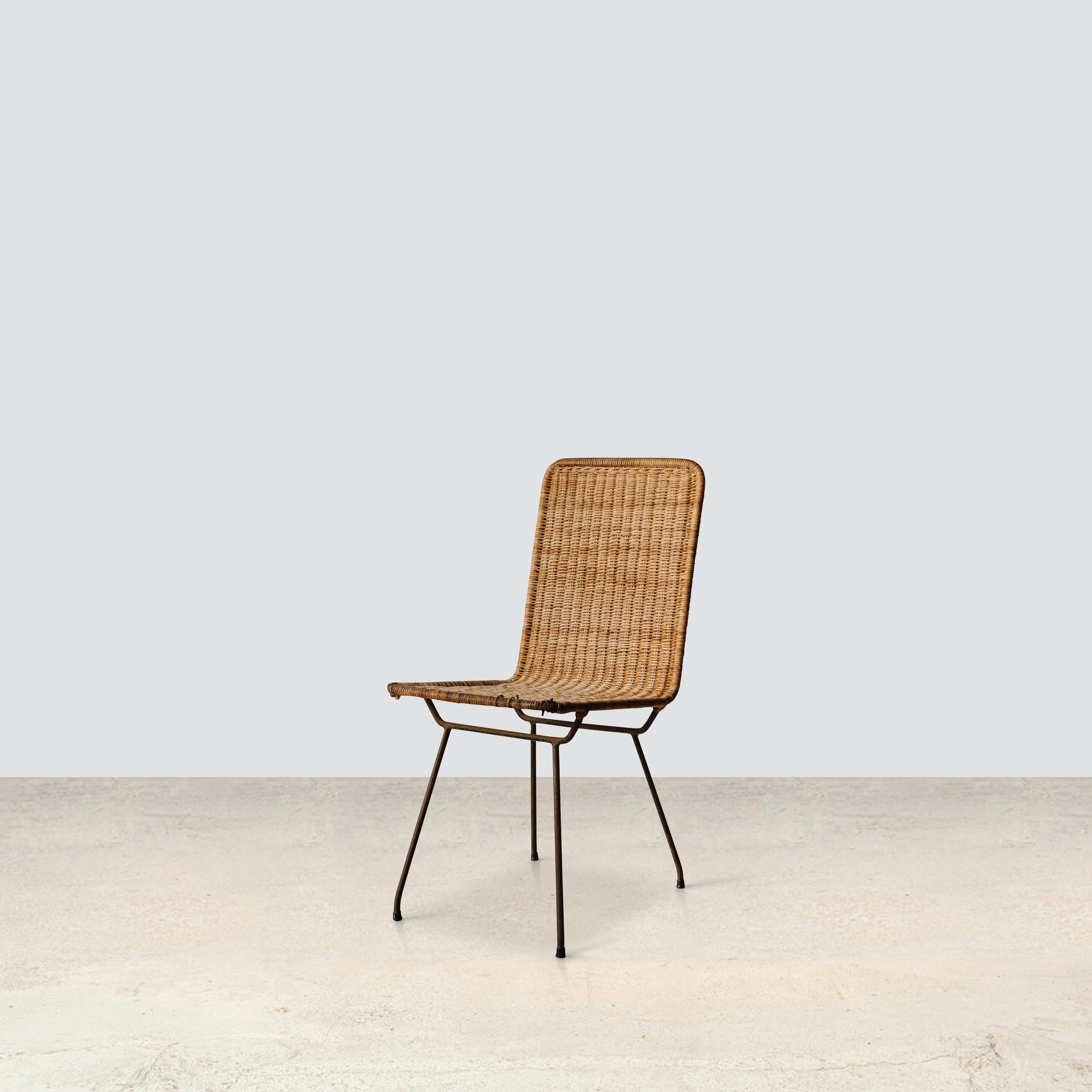 Cane dining chair
By Carlo Hauner 1950 

Set of 6 dining chairs with iron structure and cane covering, designed by the Brazilian modern designer Carlo Hauner in the 1950s.

Provenance
Private collection Sao Paulo 

Materials and