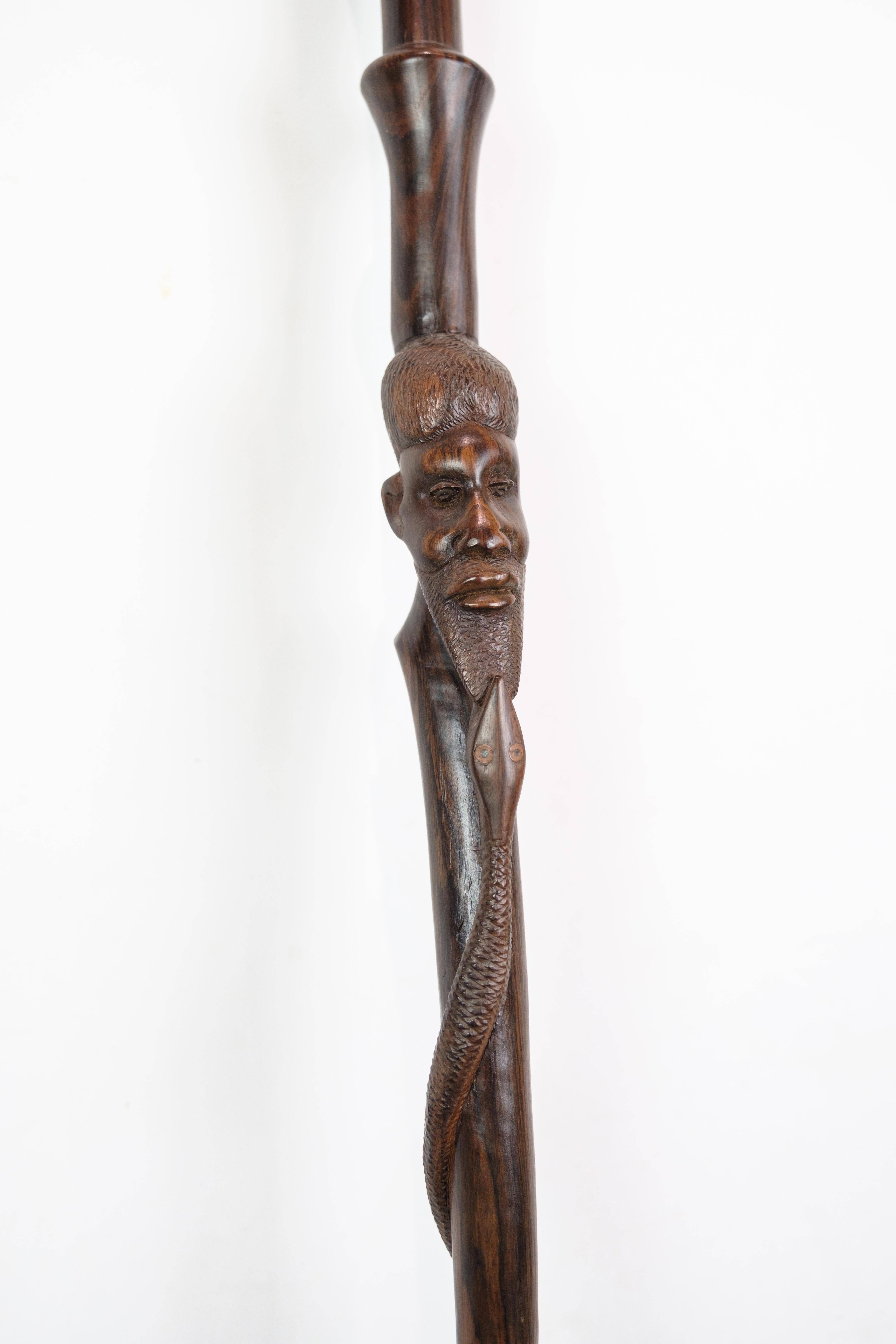 Canne en bois de rose avec un motif sculpté représentant un homme mordu par un serpent, datant des années 1960. Canne de haute qualité.
H : 92