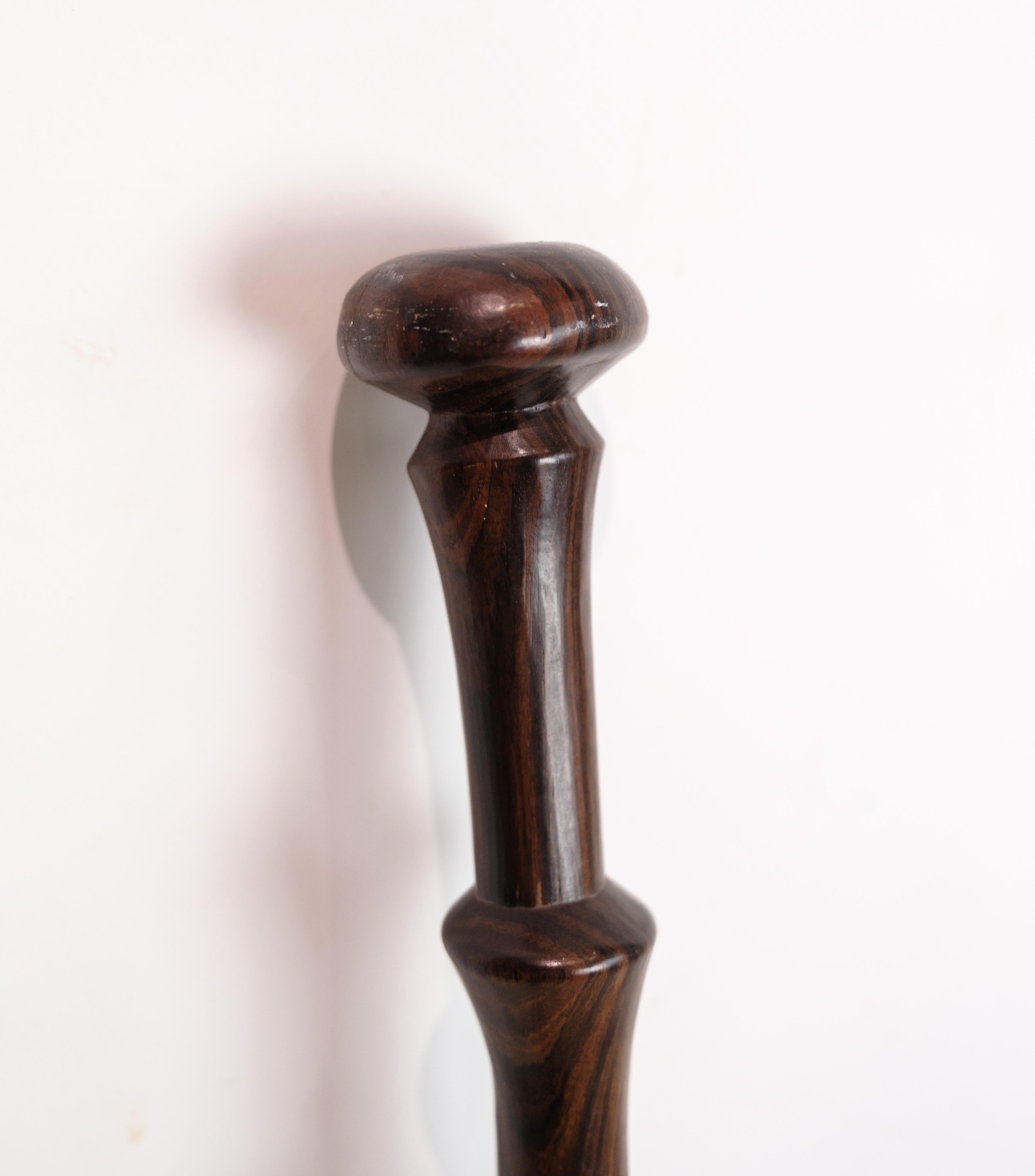 Cane in rosewood with a carved motif of a man being bitten by a snake 1960 In Good Condition For Sale In Lejre, DK