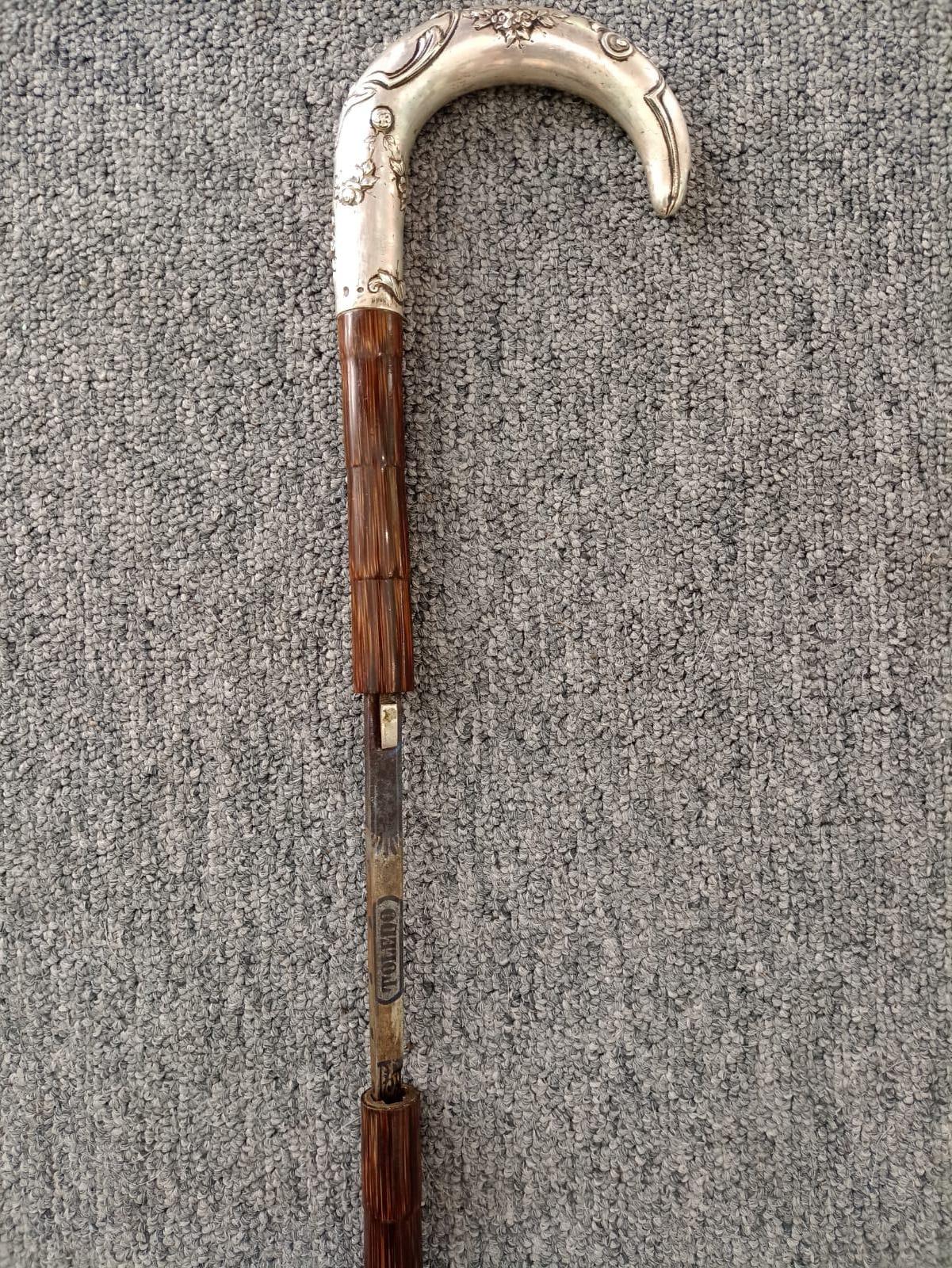 Cane sword Spain old 1900
Foil type unsharpened sword
Engraved Steel Sword Toledo ( Spain )
german silver hilt
The cane is made of Malacca cane
Circa 1900 Origin Germany
perfect condition
no restorations
alpaca toe