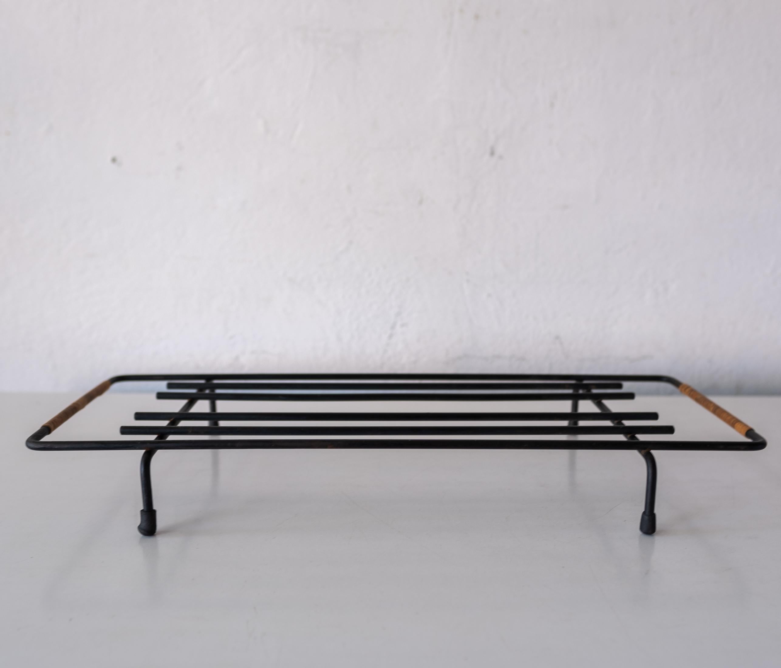Mid-century cane wrapped rack by Laurids Lonborg. Great for a pot trivet in the kitchen or a small plant stand. Denmark, 1950s. 

Listing is for one of two available.