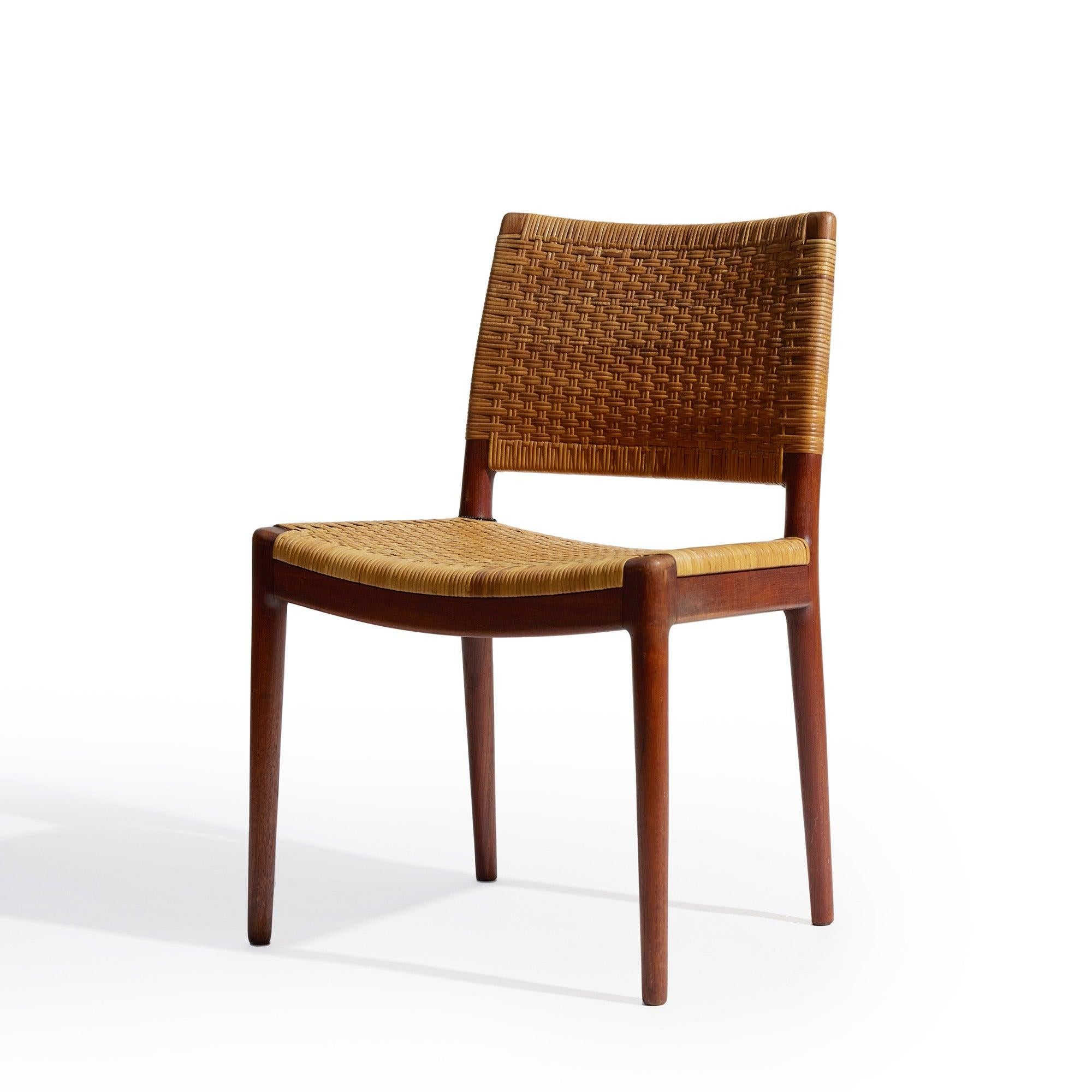 Una rara poltrona in Oak con sedile e schienale incatenati.