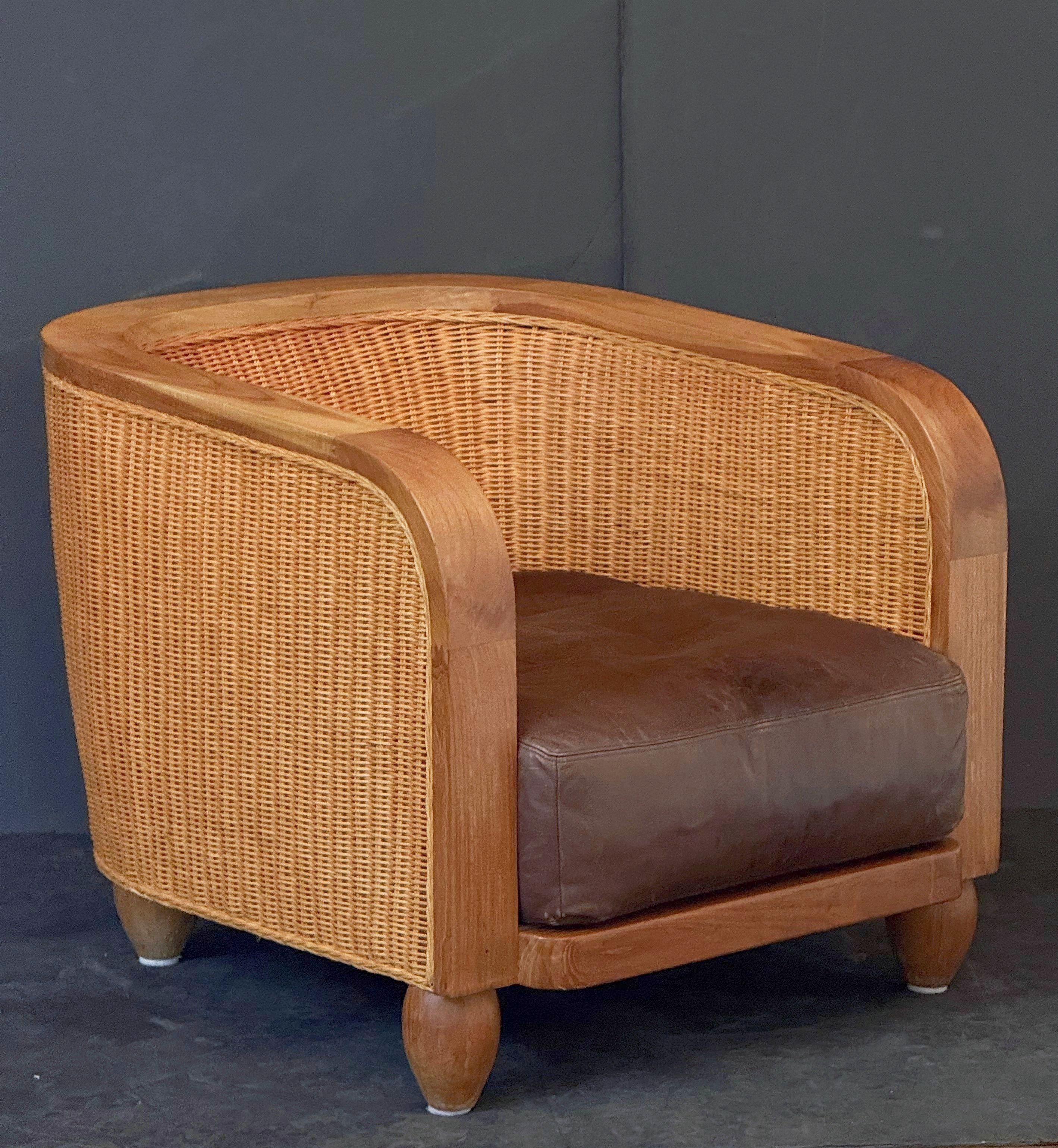 Una bella sedia o poltrona club lounge vintage in legno di teak canadese, acquistata in Inghilterra, caratterizzata da un elegante profilo rotondo moderno con una comoda seduta imbottita in pelle marrone, posta su piedi conici. Una doppia parete di