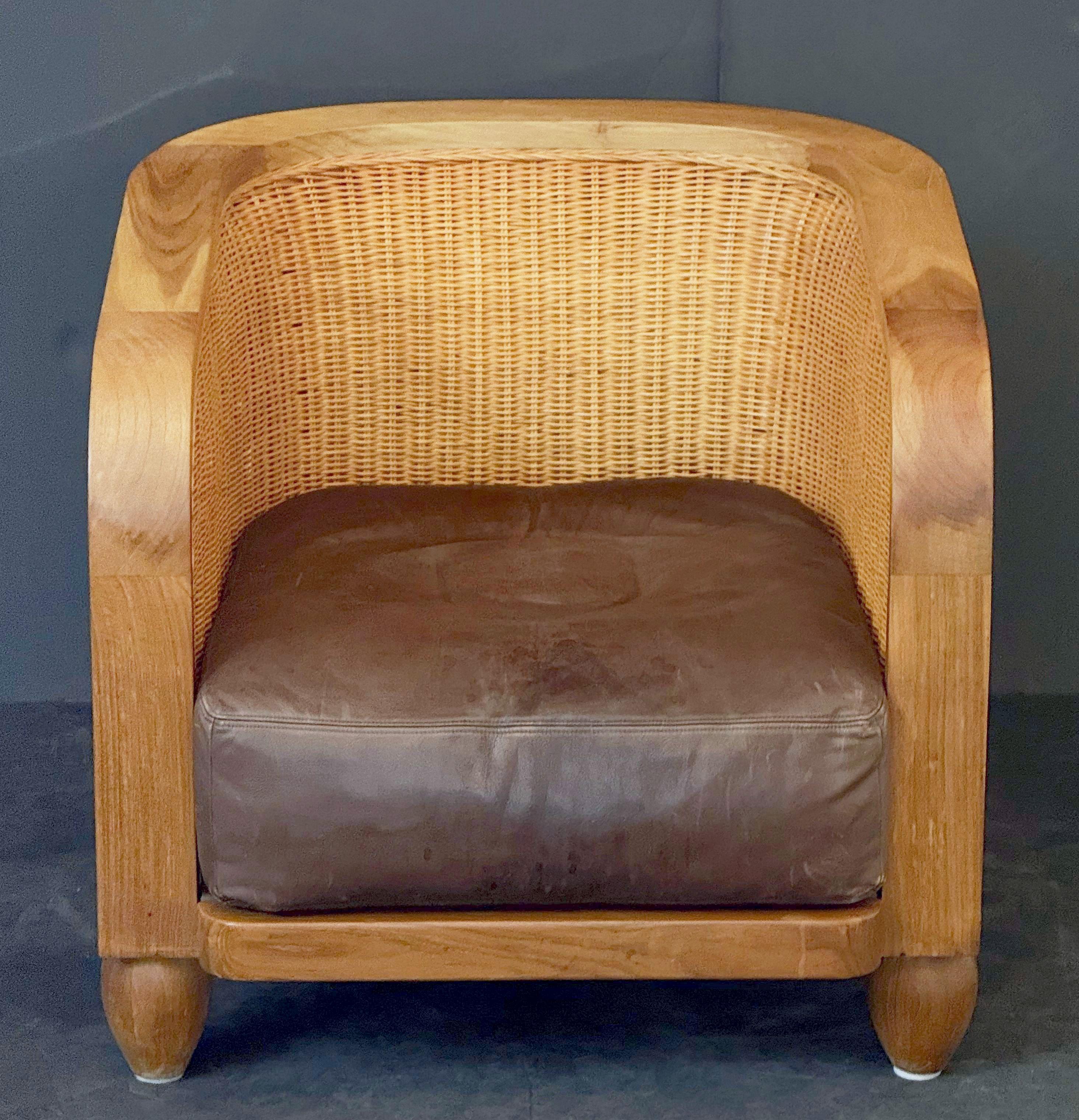 Mid-Century moderno Sedia o poltrona Club con struttura a canne in teak e seduta in pelle marrone in vendita