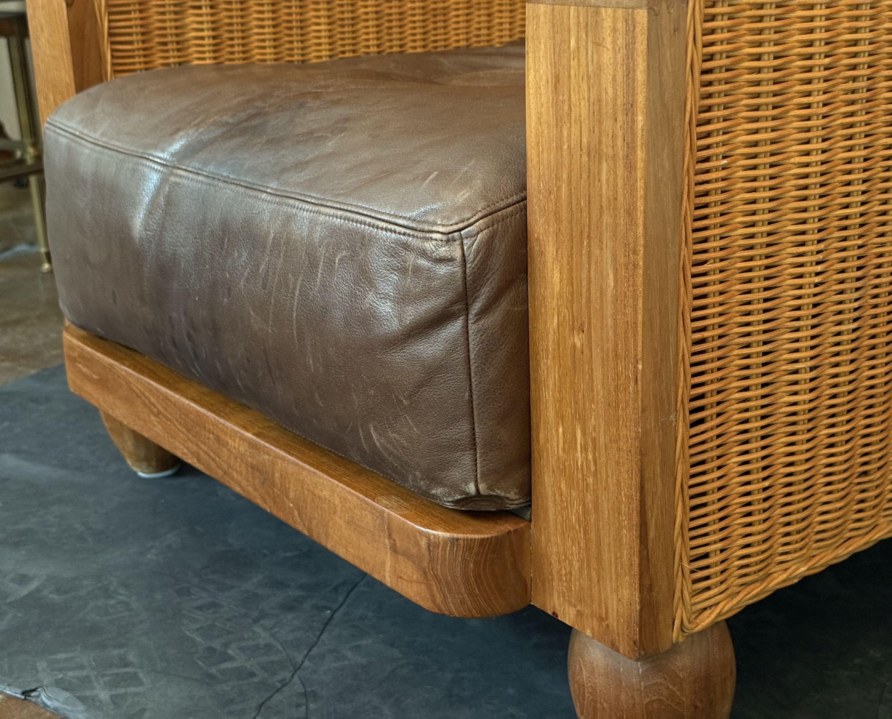 Sedia o poltrona Club con struttura a canne in teak e seduta in pelle marrone in vendita 1