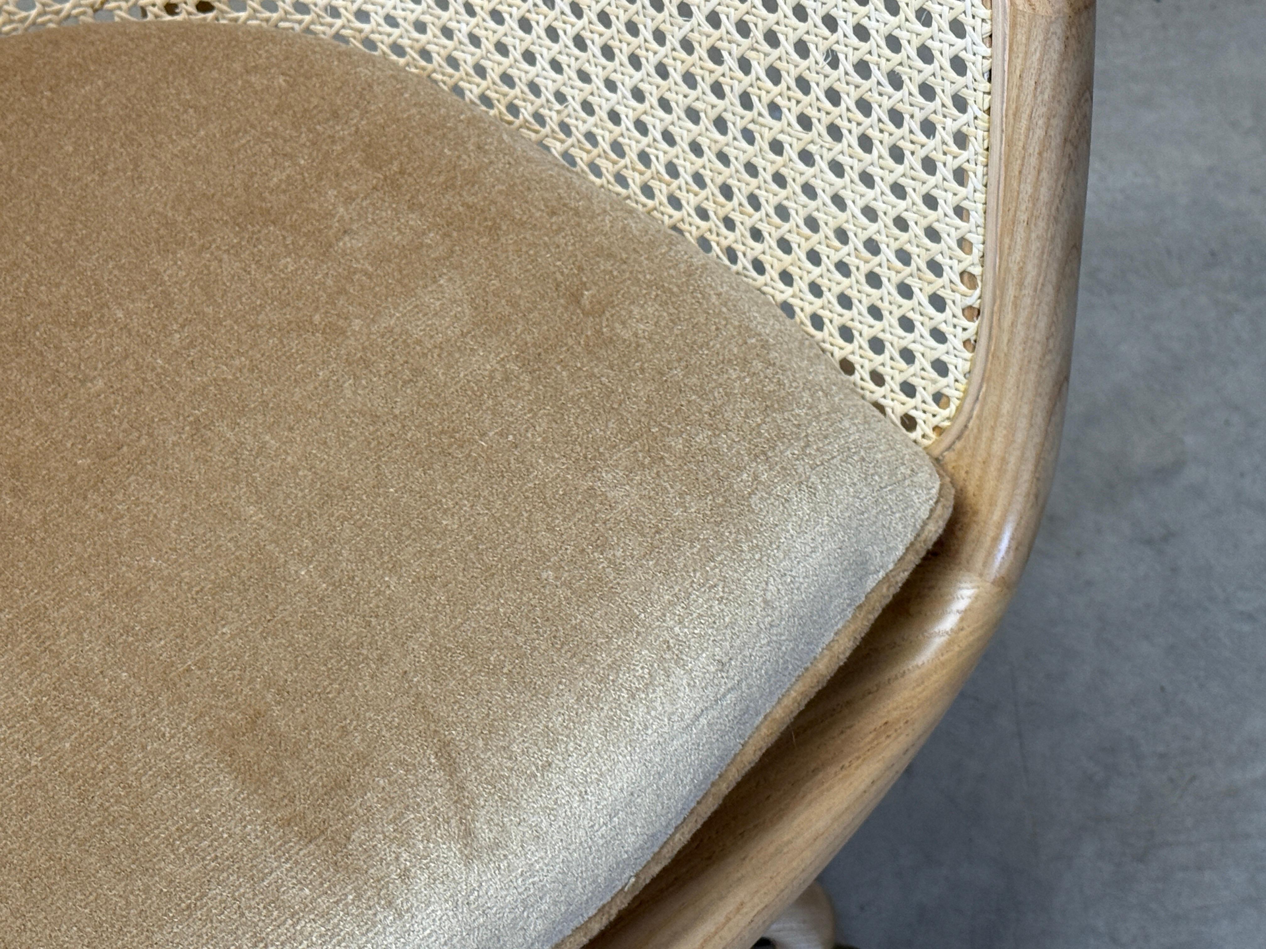 Dreh- und schwenkbarer Schreibtischstuhl mit Rohrrücken und Gestell aus Esche, entworfen von Ward Bennett für Brickel. Neu lackiert und neu gepolstert. 