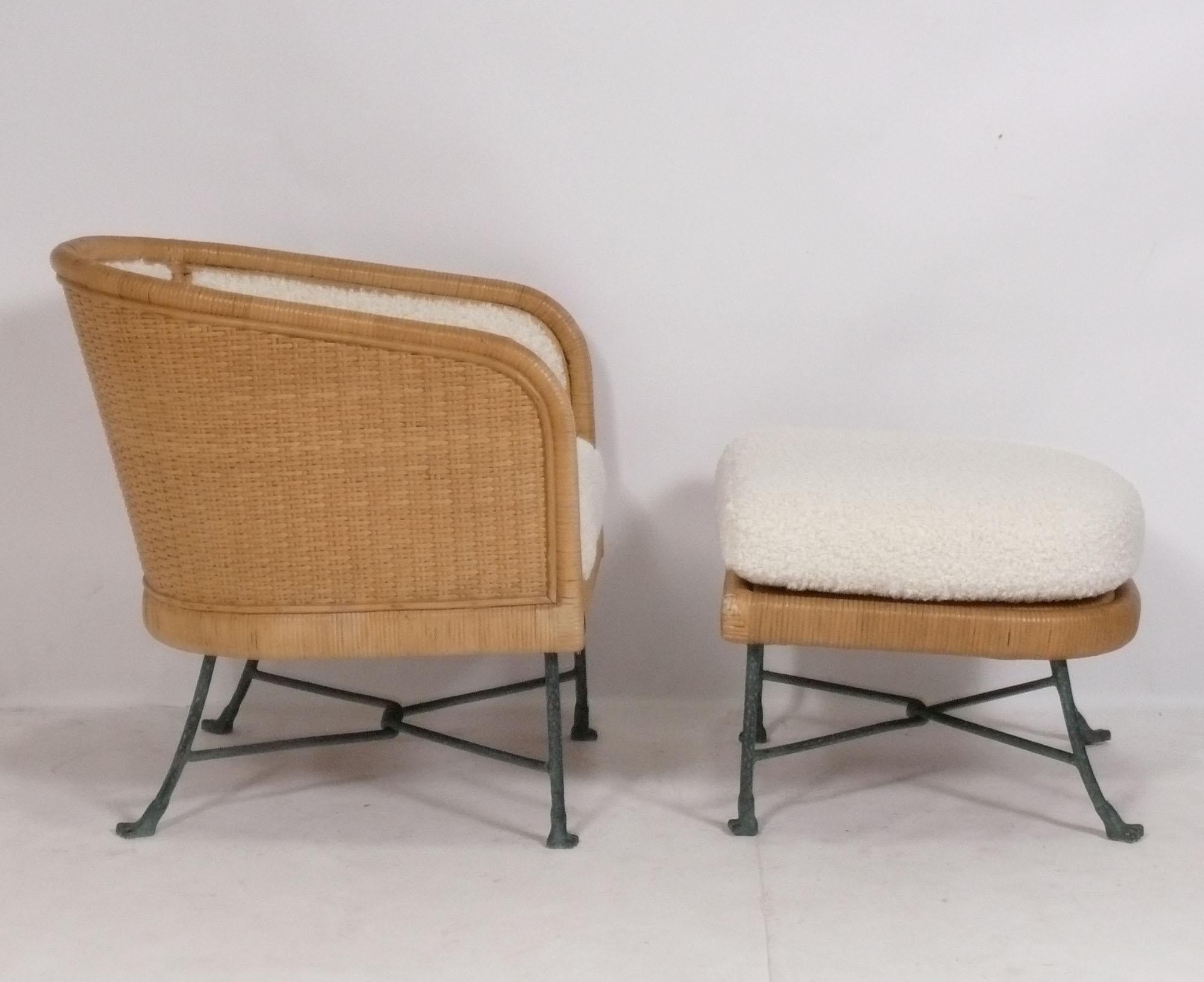 Chaise longue en rotin et ottoman avec pieds en métal finition bronze vert, à la manière de Diego Giacometti, probablement italien, vers les années 1980. Ils ont été récemment recouverts d'un tissu bouclé de couleur ivoire. La chaise mesure 27,5