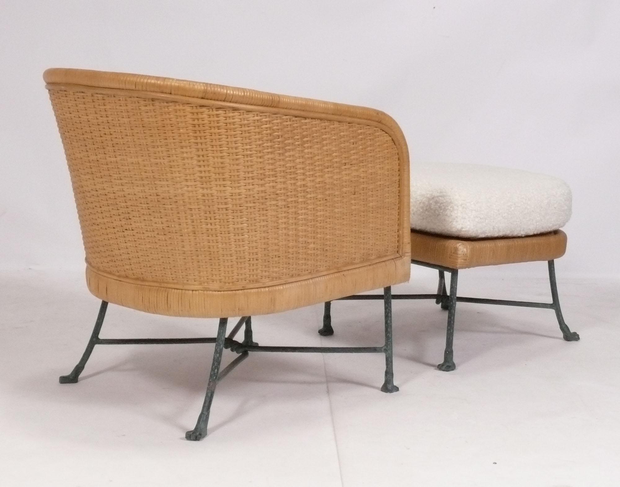 Mid-Century Modern Chaise longue et ottomane en canne avec pieds en métal finition bronze verdâtre circa 80s en vente