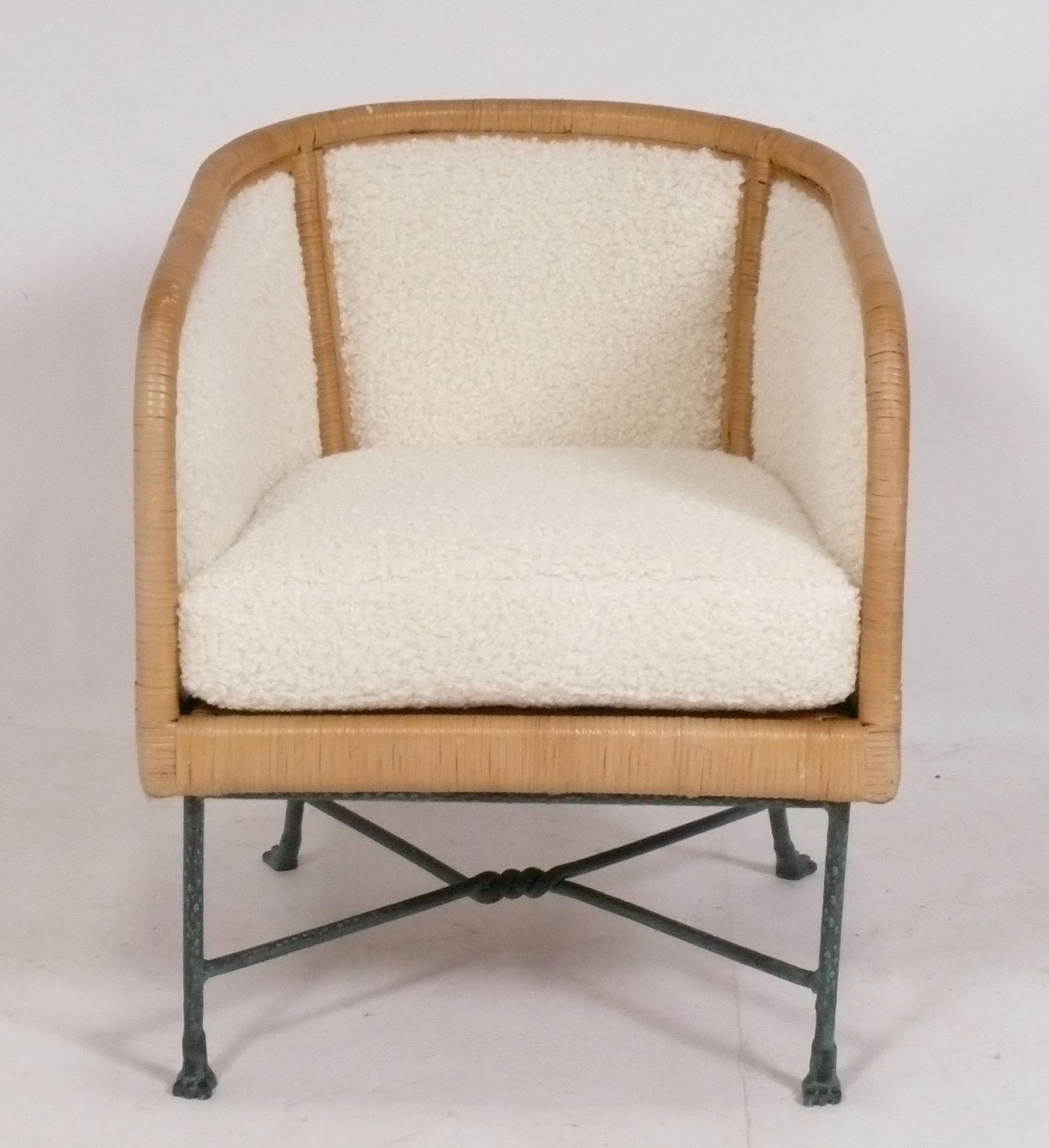 Américain Chaise longue et ottomane en canne avec pieds en métal finition bronze verdâtre circa 80s en vente